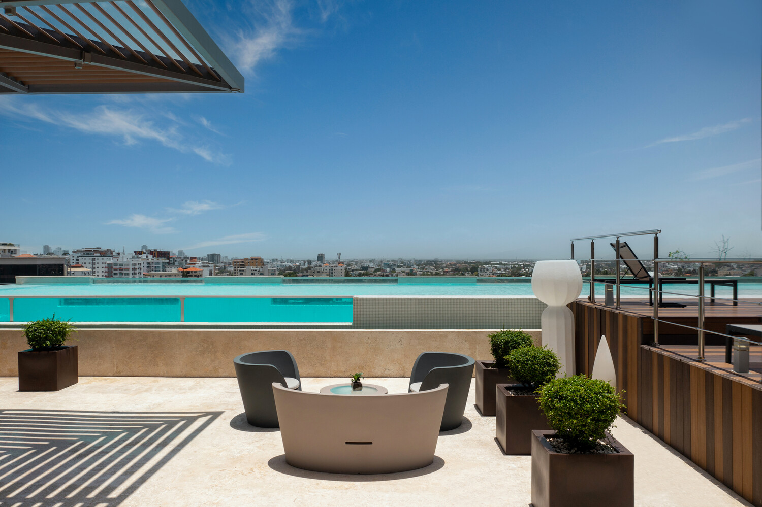 Entre otras, el hotel cuenta con gimnasio, Lobby Bar, terraza Vertygo 101, parrilla y patio de Winston, piscina al aire libre y conexión a Blue Mall.