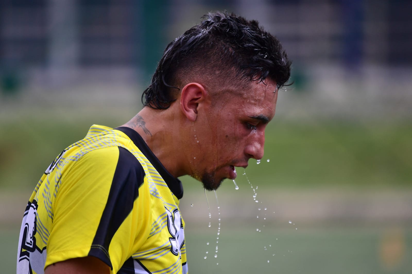 El colectivo Hijos de Usmina, conformado por jóvenes de las primeras líneas de Usme, organizó un partido de fútbol contra la Policía Nacional.
