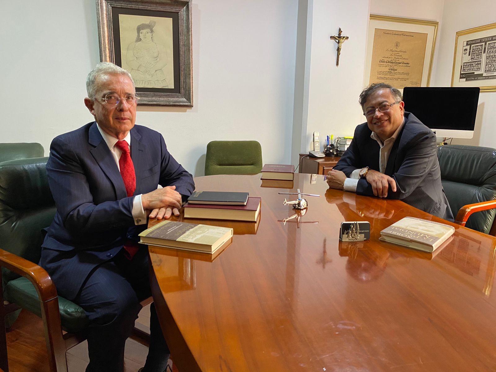 El presidente electo, Gustavo Petro, y el exmandatario Álvaro Uribe tuvieron un encuentro en la oficina del abogado Héctor Carvajal. El encuentro hacer parte del Gran Acuerdo Nacional anunciado por el ganador de las elecciones del 19 de junio.