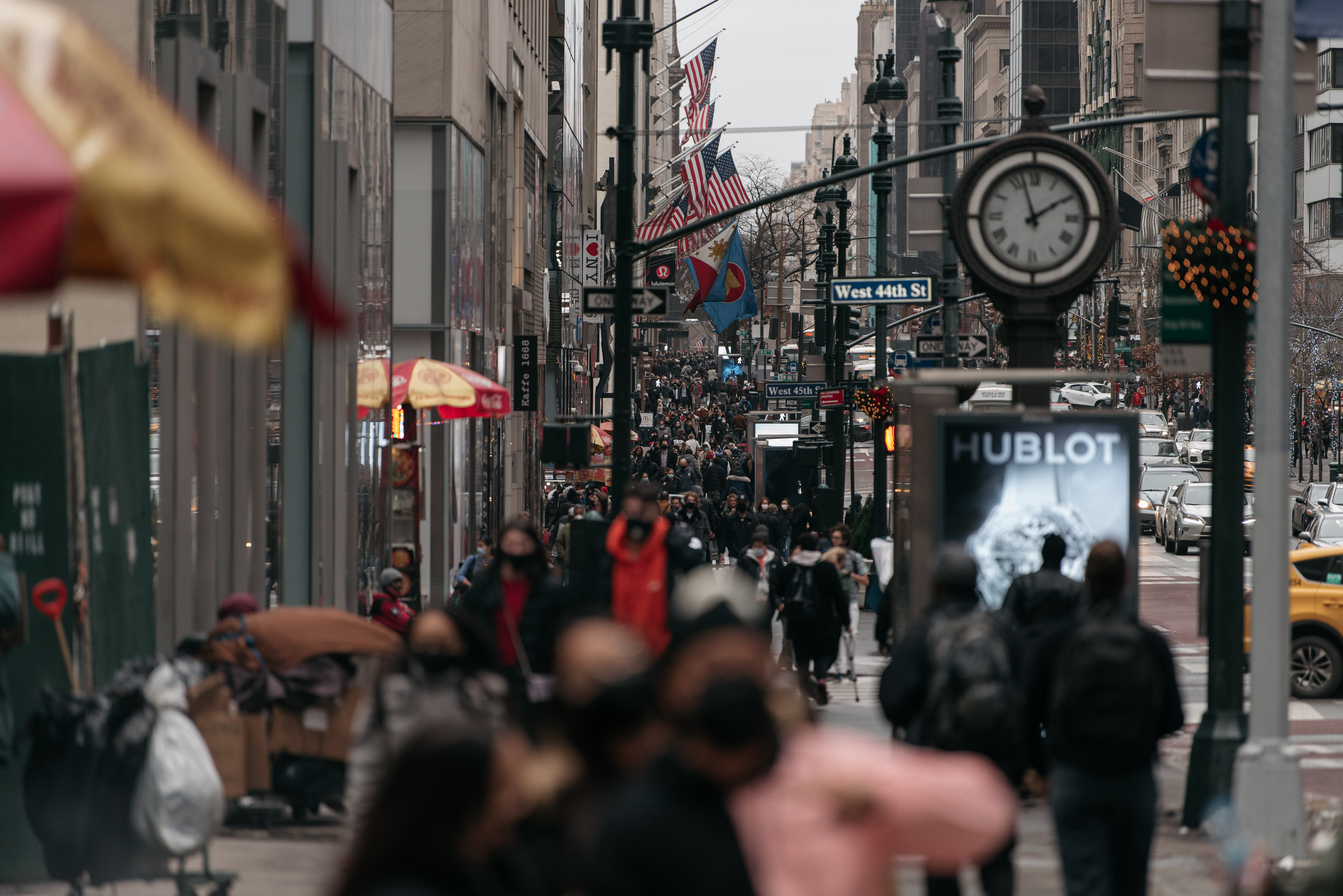 En Estados Unidos, a pocas horas de Navidad, los compradores hacen un viaje de último minuto a los grandes almacenes en Midtown, Manhattan (Nueva York). A pesar de las persistentes recomendaciones de distanciamiento social y de muchos que recurren a los minoristas en línea, el jueves grandes multitudes llenaron las calles de los distritos comerciales de la ciudad.