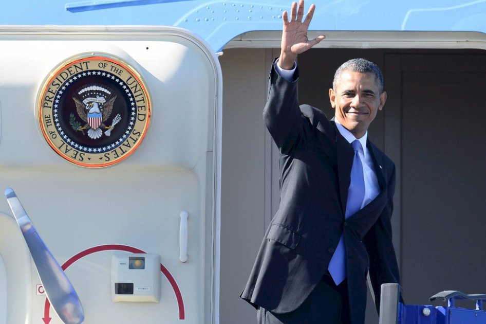 El presidente de EE.UU., Barack Obama, se despide desde el avión Air Force One tras completar su visita a Estocolmo (Suecia)./ EFE