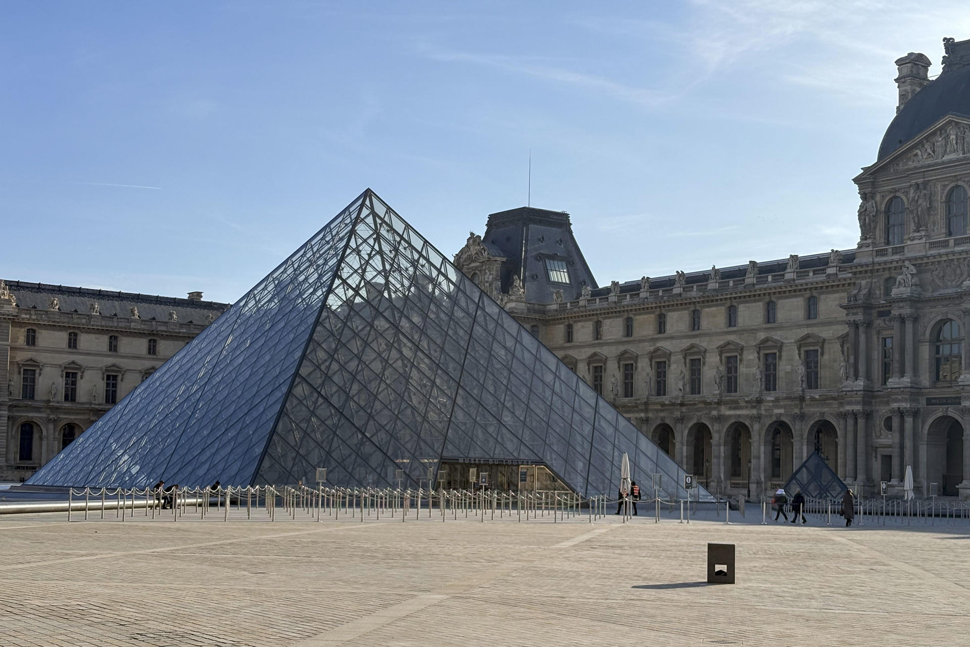 El Louvre está “al límite” y necesita una “avalancha de inversiones”, admite su presidente