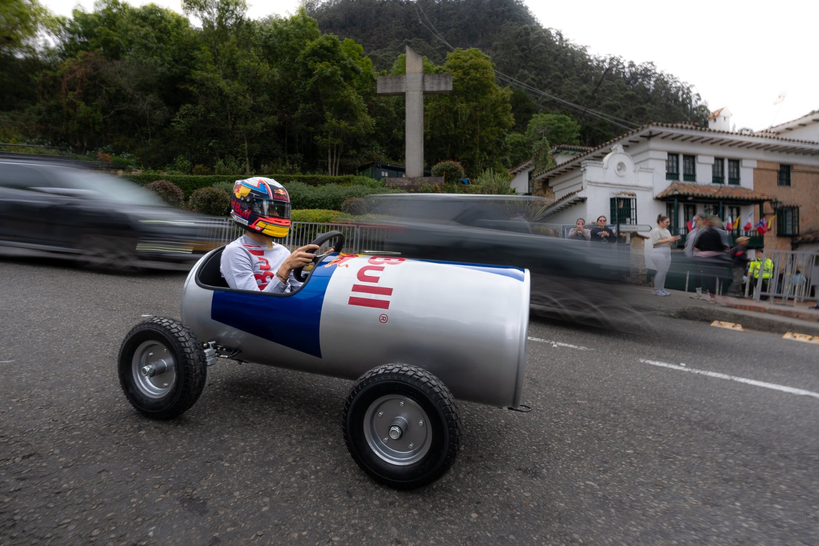 Sebastián Montoya en la balinera de Red Bull rodando por Monserrate en Bogotá