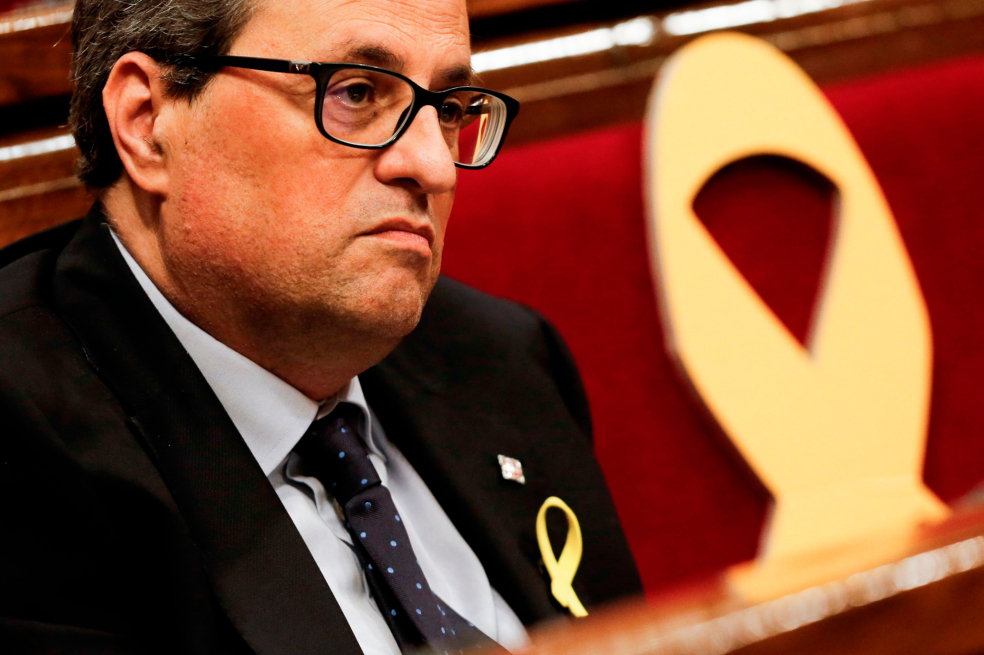 Presidente de Cataluña cede ante la presión y quita a los consejeros presos de su gobierno