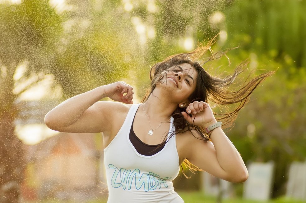 Las mujeres son más propensas a desarrollar enfermedades del corazón, especialmente después de la menopausia, debido a cambios hormonales.