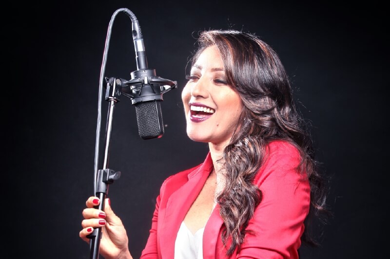Vivi Lazar les canta a las suegras