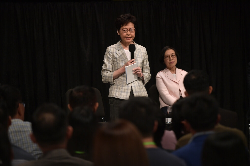La ola de críticas que recibió la líder de Hong Kong en encuentro con ciudadanos