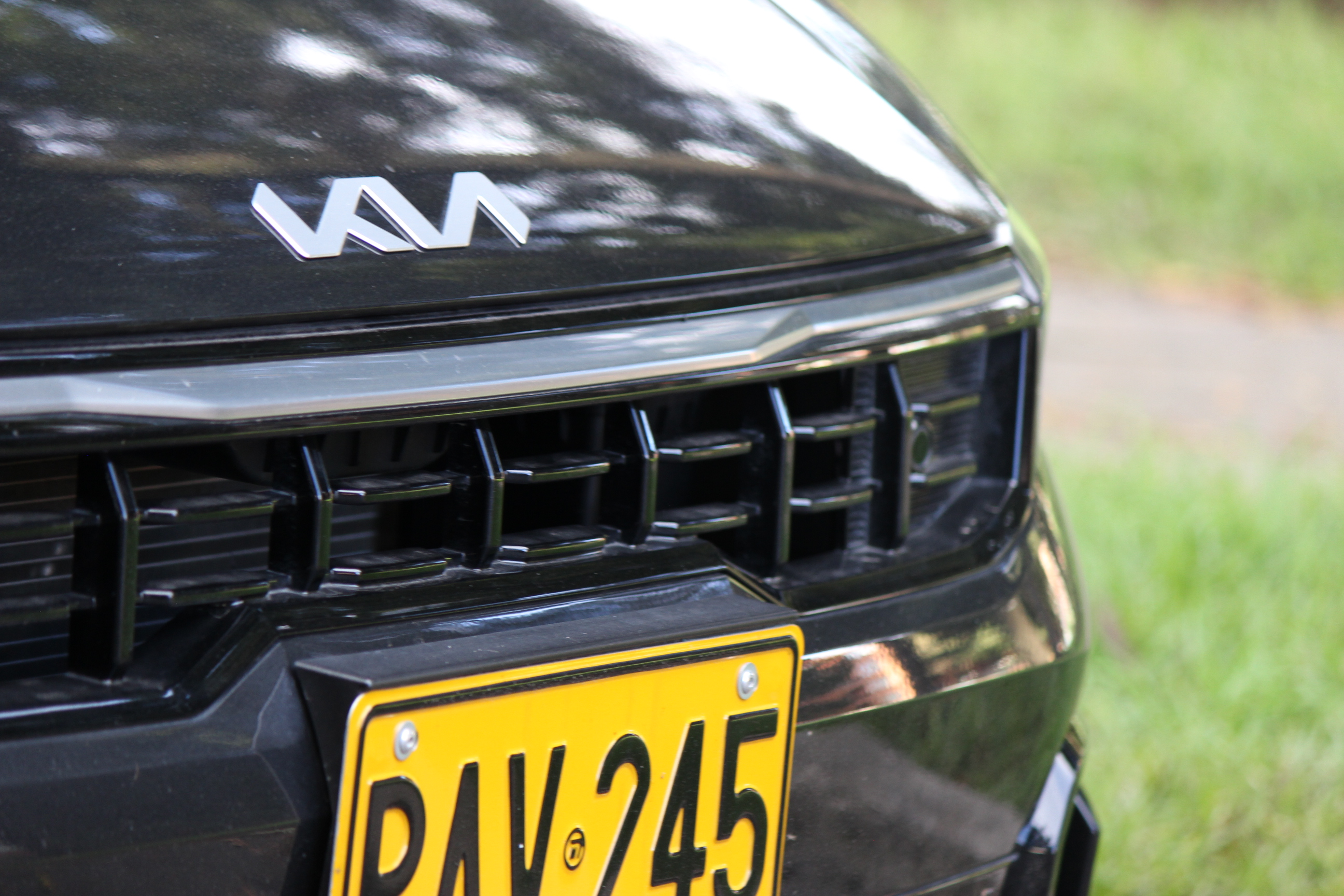 El sedán de Kia usa una caja automática de seis velocidades.
