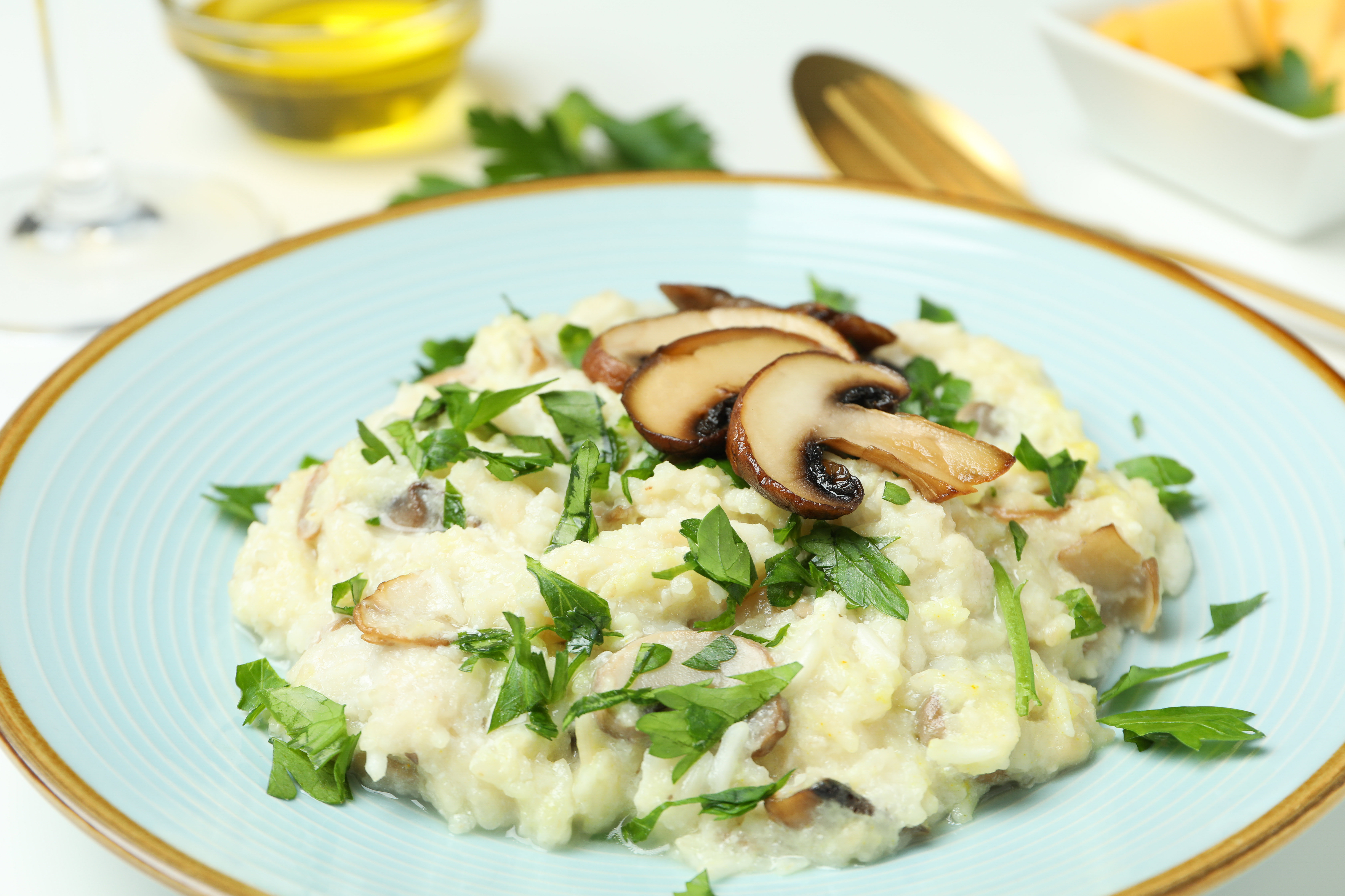 Pechuga de pollo en salsa de champiñones con puré gratinado