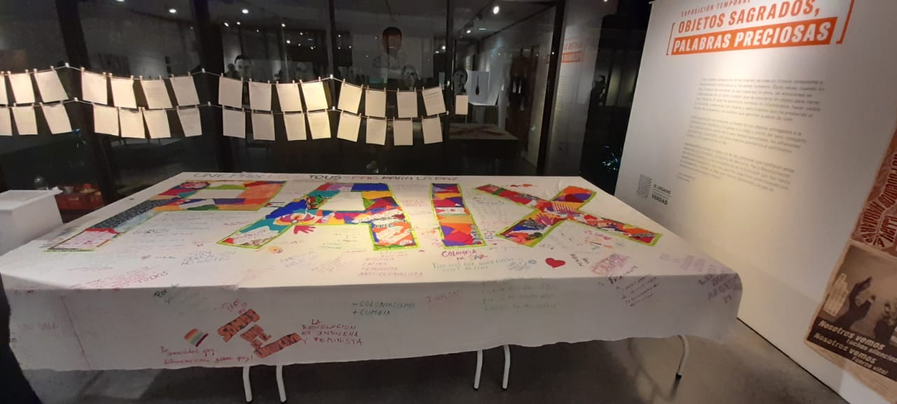 Imágenes de la exposición Objetos sagrados, palabras preciosas, de la Comisión de la Verdad.
