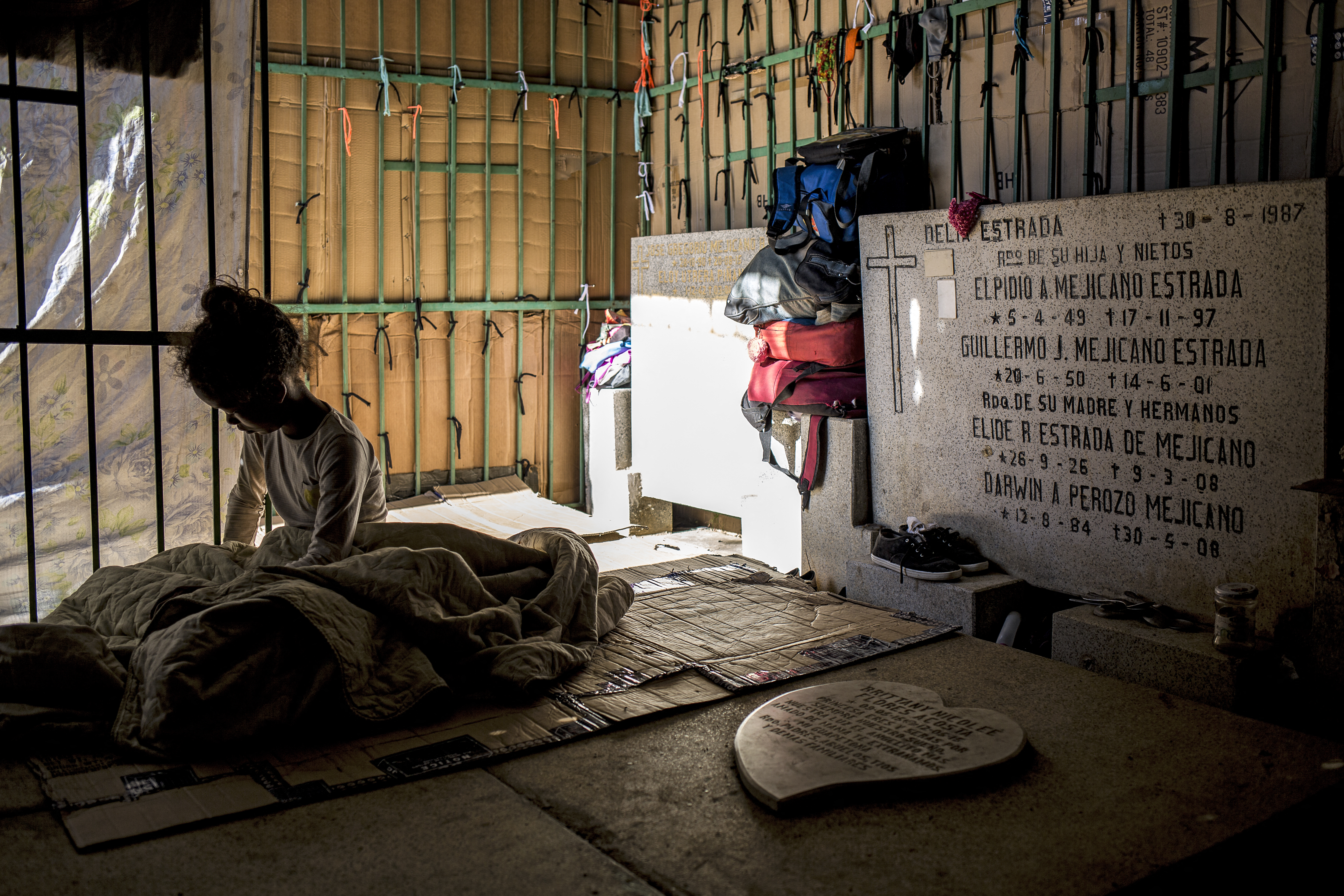 Ser habitante de calle y vivir en un cementerio profanado