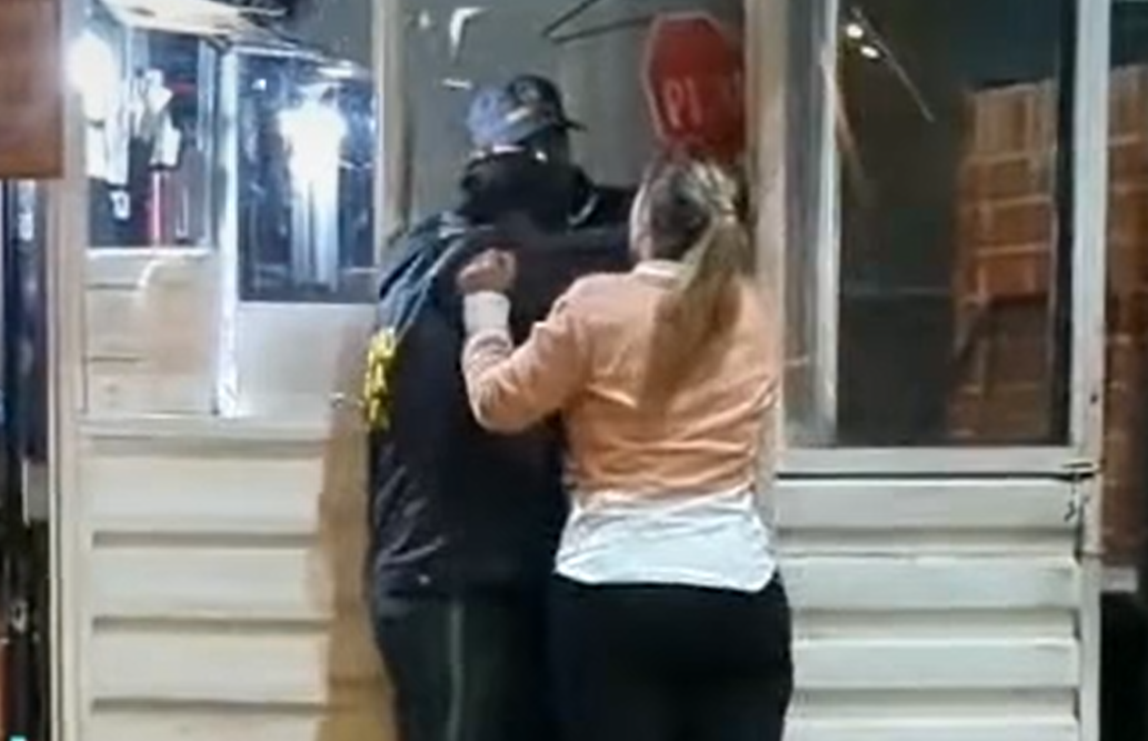 Mujer en aparente estado de embriaguez golpeó e insultó a vigilantes en el sur de Bogotá