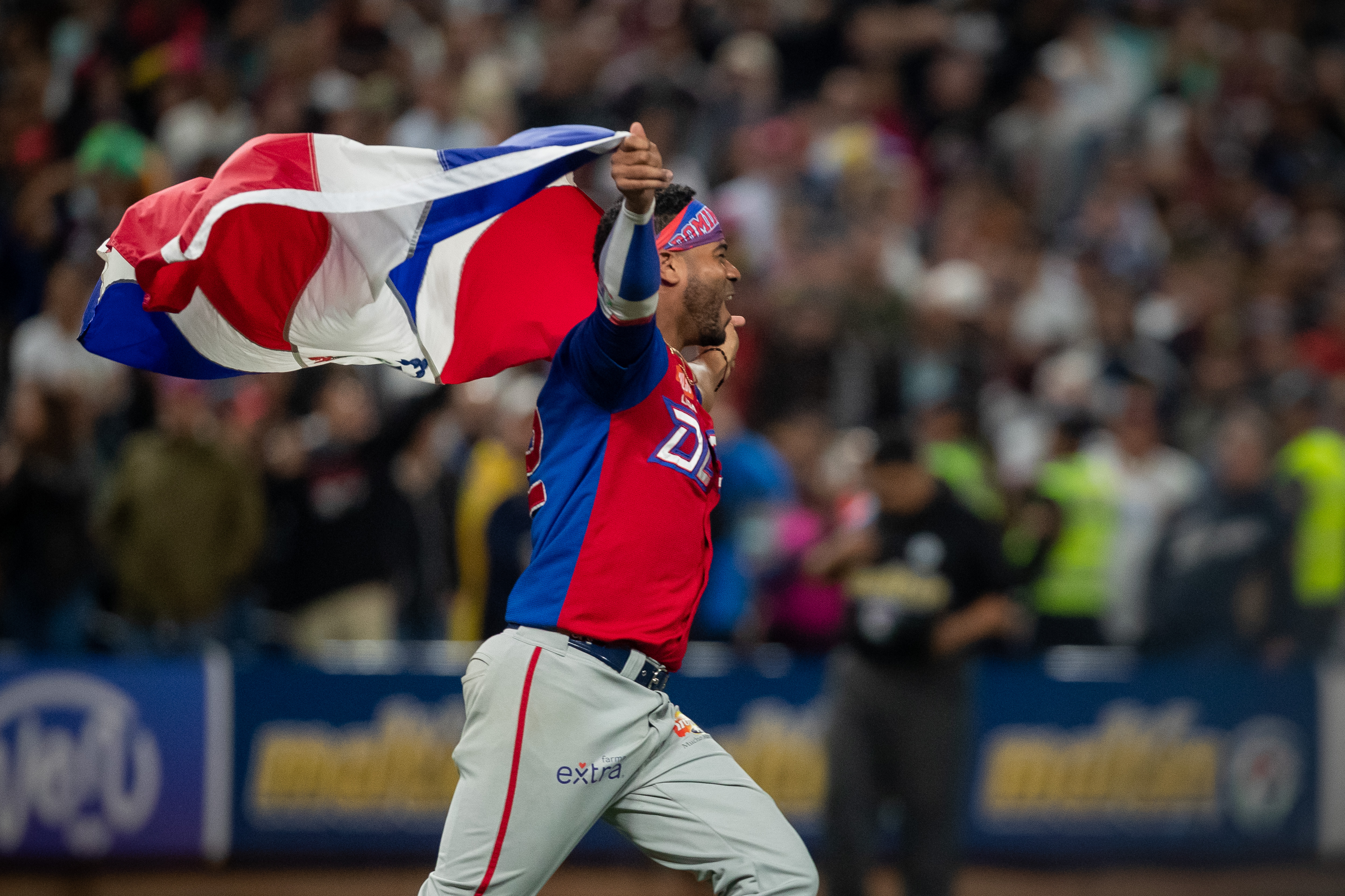 AME3572. CARACAS (VENEZUELA), 10/02/2023.- Un jugador de Tigres de Licey celebra al ganar la Serie del Caribe Gran Caracas 2023 tras vencer a Leones del Caracas hoy, en el estadio Monumental de Caracas "Simón Bolívar" en Caracas (Venezuela). EFE/ Rayner Pena R