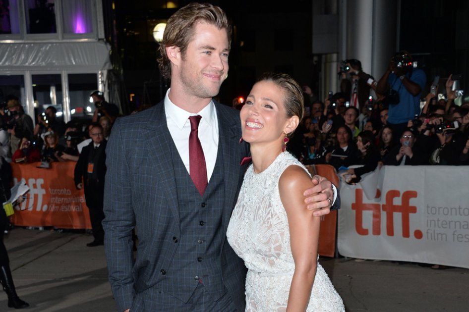 Escenas románticas de Chris Hemsworth ponen celosa a esposa del actor