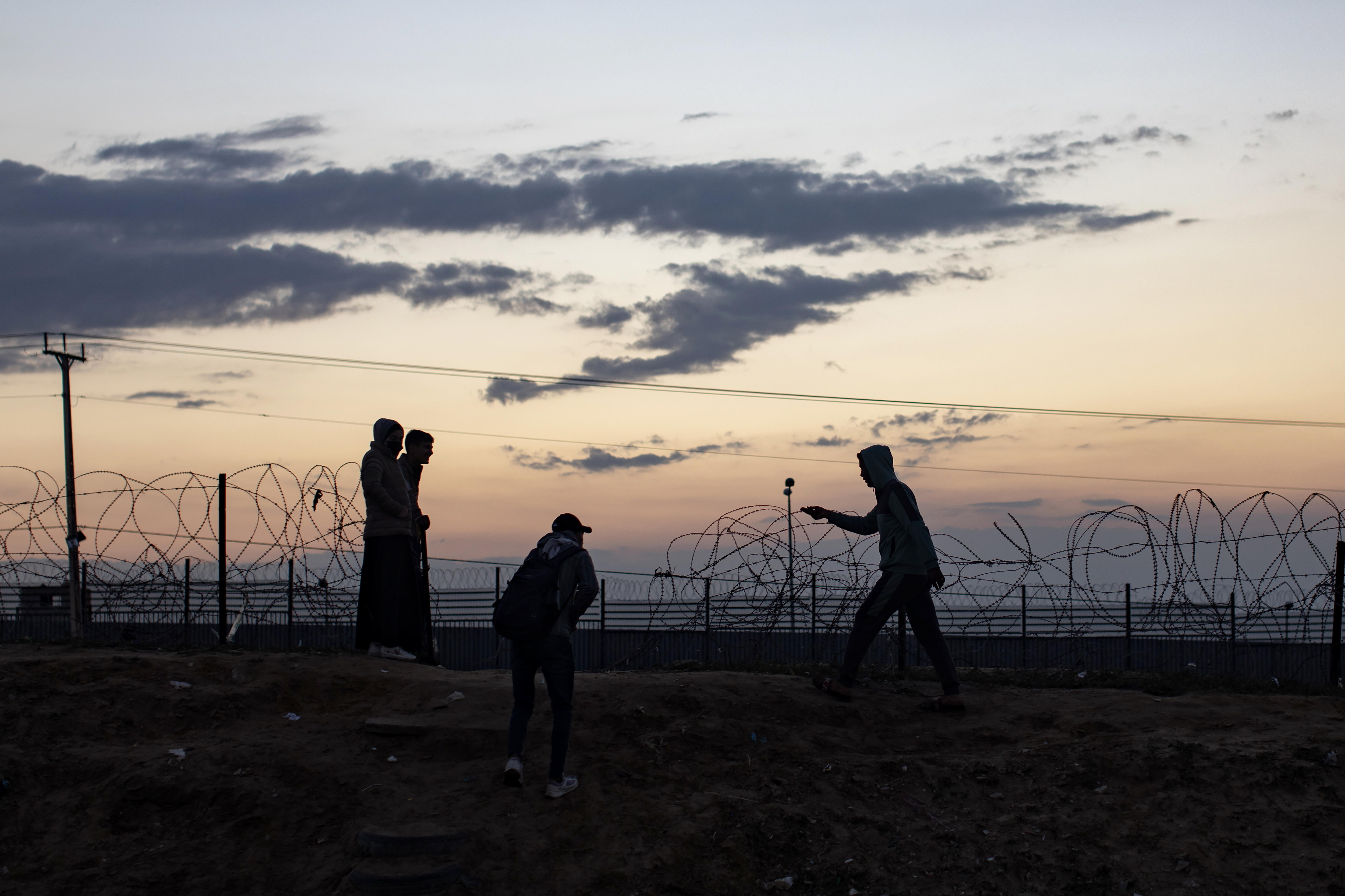 Rafah Camp (-), 29/01/2024.- Displaced Palestinians walk near the Palestinian-Egyptian border in Rafah camp, southern Gaza Strip, 29 January 2024. Since 07 October 2023, up to 1.9 million people, or more than 85 percent of the population, have been displaced throughout the Gaza Strip, some more than once, according to the United Nations Relief and Works Agency for Palestine Refugees in the Near East (UNRWA), which added that most civilians in Gaza are in 'desperate need of humanitarian assistance and protection'. (Egipto) EFE/EPA/HAITHAM IMAD