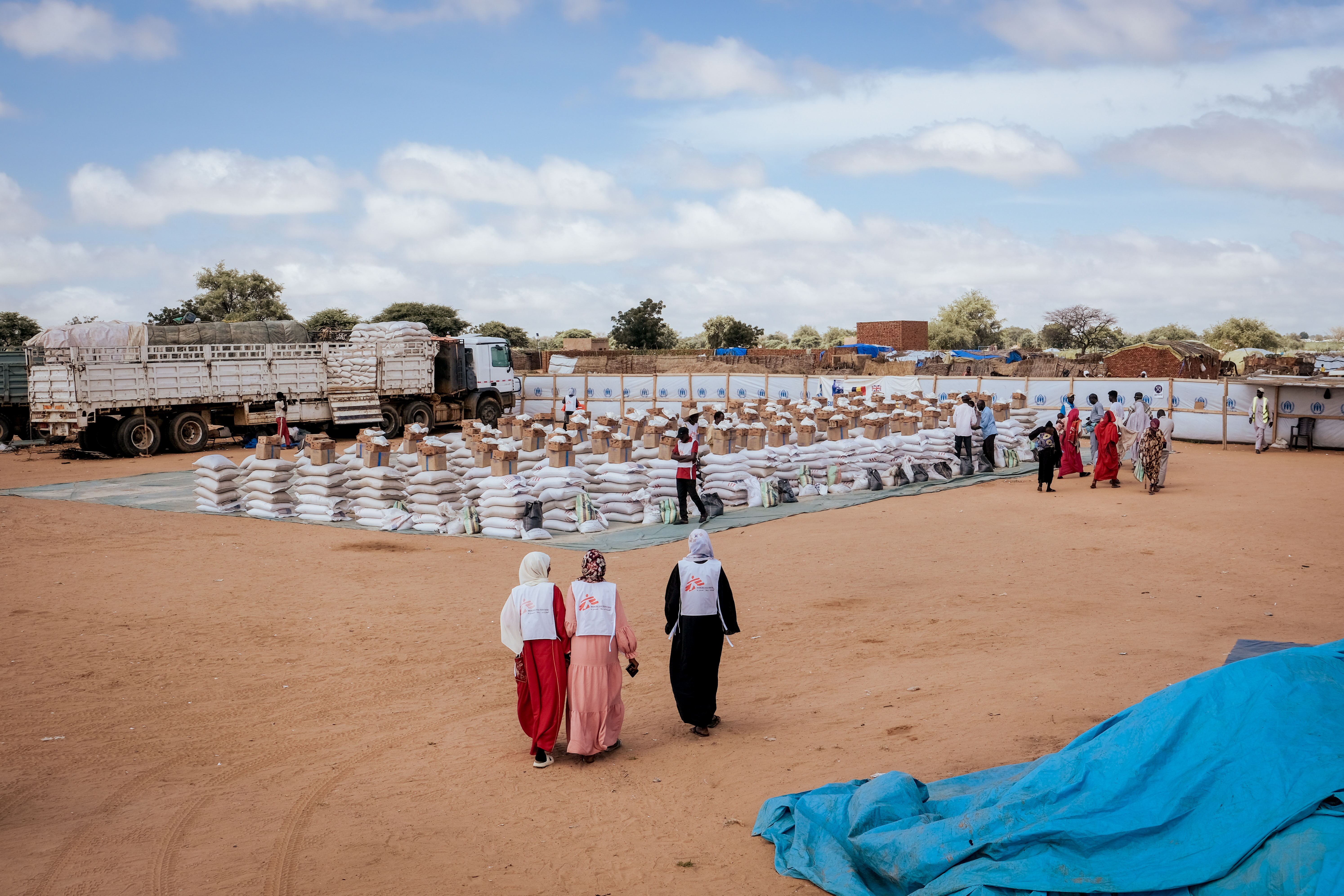 Personas esperan en una distribución de jabón y alimentos organizada por MSF y el PMA, a través de su socio Acted, en Adré, Chad Oriental. Se distribuyeron 6.528 kits con 75 pastillas de jabón. Cada persona recibió tres pastillas de jabón.