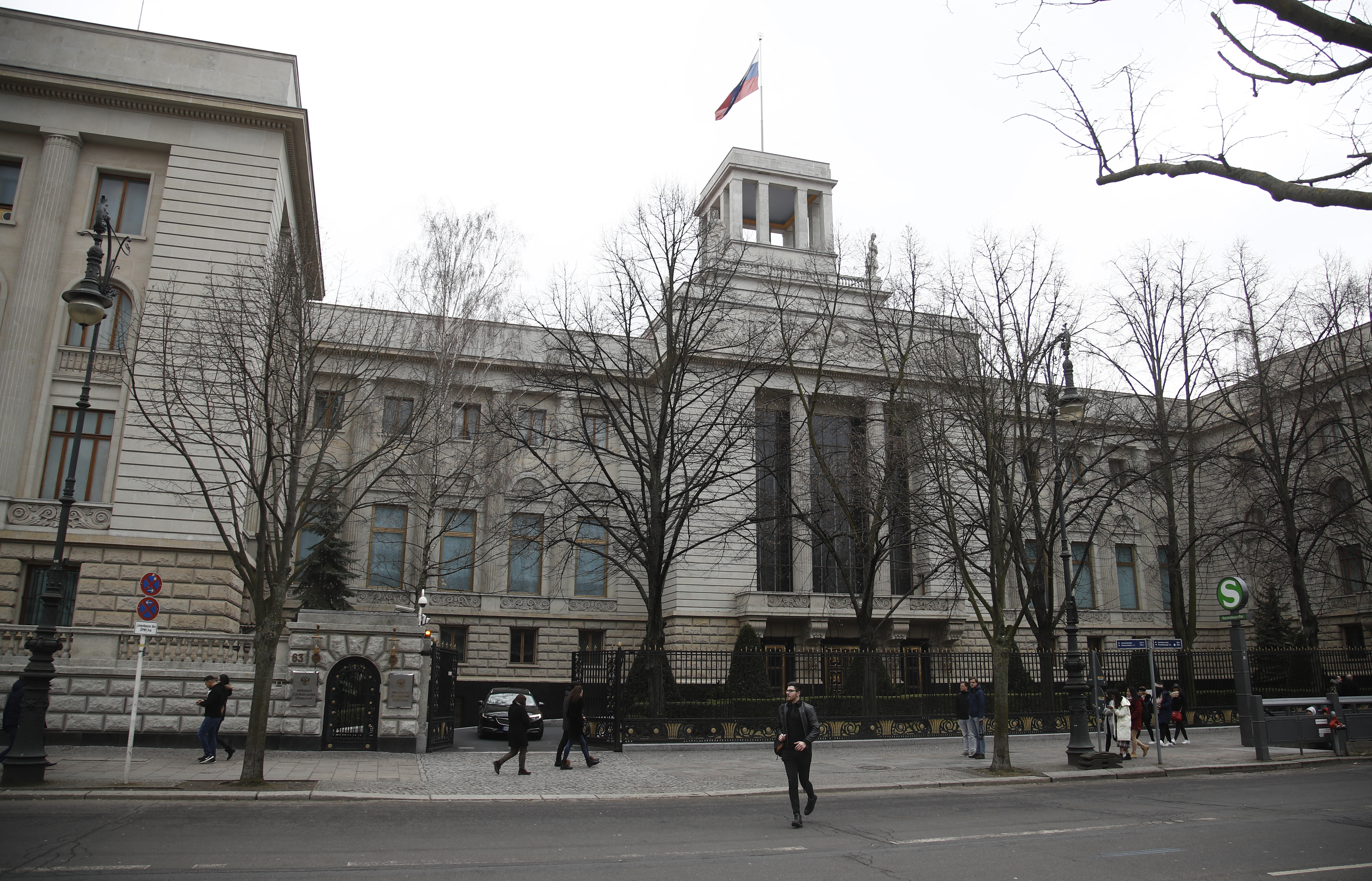 Murió un supuesto espía del Kremlin tras caer desde la Embajada rusa en Berlín