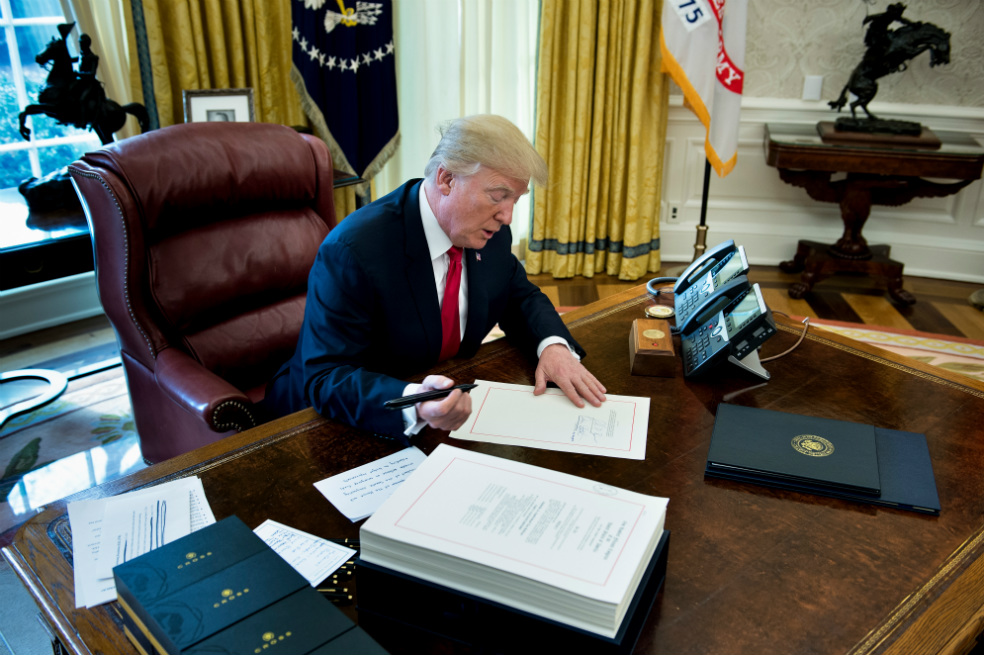 Trump promulga la ley de gran reforma fiscal