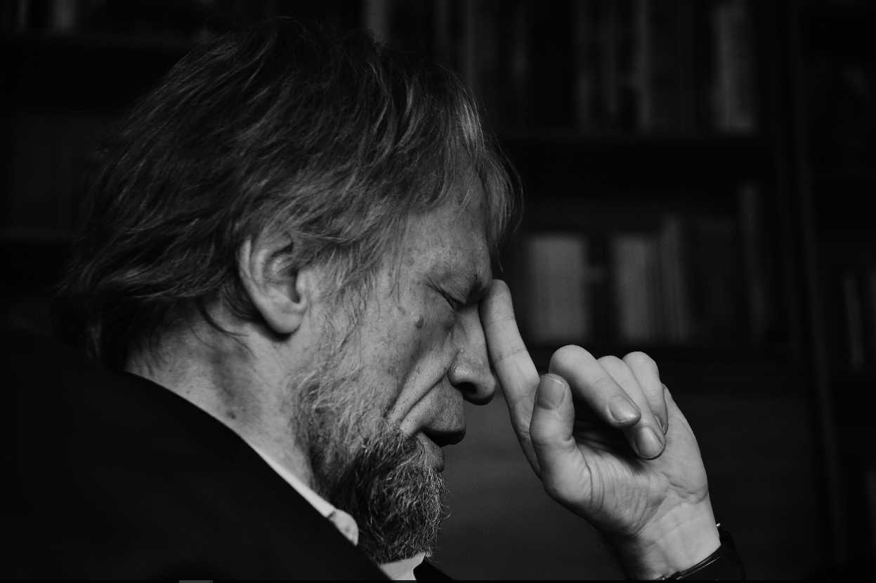 Mockus no da respuestas sencillas. Piensa. Hace pausas largas y logra que el periodista dude, que se cuestione si ya terminó de hablar o si está esperando la siguiente pregunta.Óscar Pérez - El EspectadorY todas las prácticas y enseñanzas que Mockus ha logrado en el campo de la cultura ciudadana están recogidas en el que ha sido uno de los proyectos más importantes de su vida. La Corporación Visionarios por Colombia (Corpovisionarios) hoy está en manos de Henry Murraín, uno de sus discípulos, quien entiende e interpreta el ejercicio de la política de una forma muy similar a la de su maestro. En eso, de hecho, radica la importancia de Mockus en ese escenario. “Ha generado nuevos liderazgos y se ha convertido en una opción para jóvenes que buscan desarrollar una ideología lejos de las tensiones de la izquierda y la derecha”, dice Murraín.