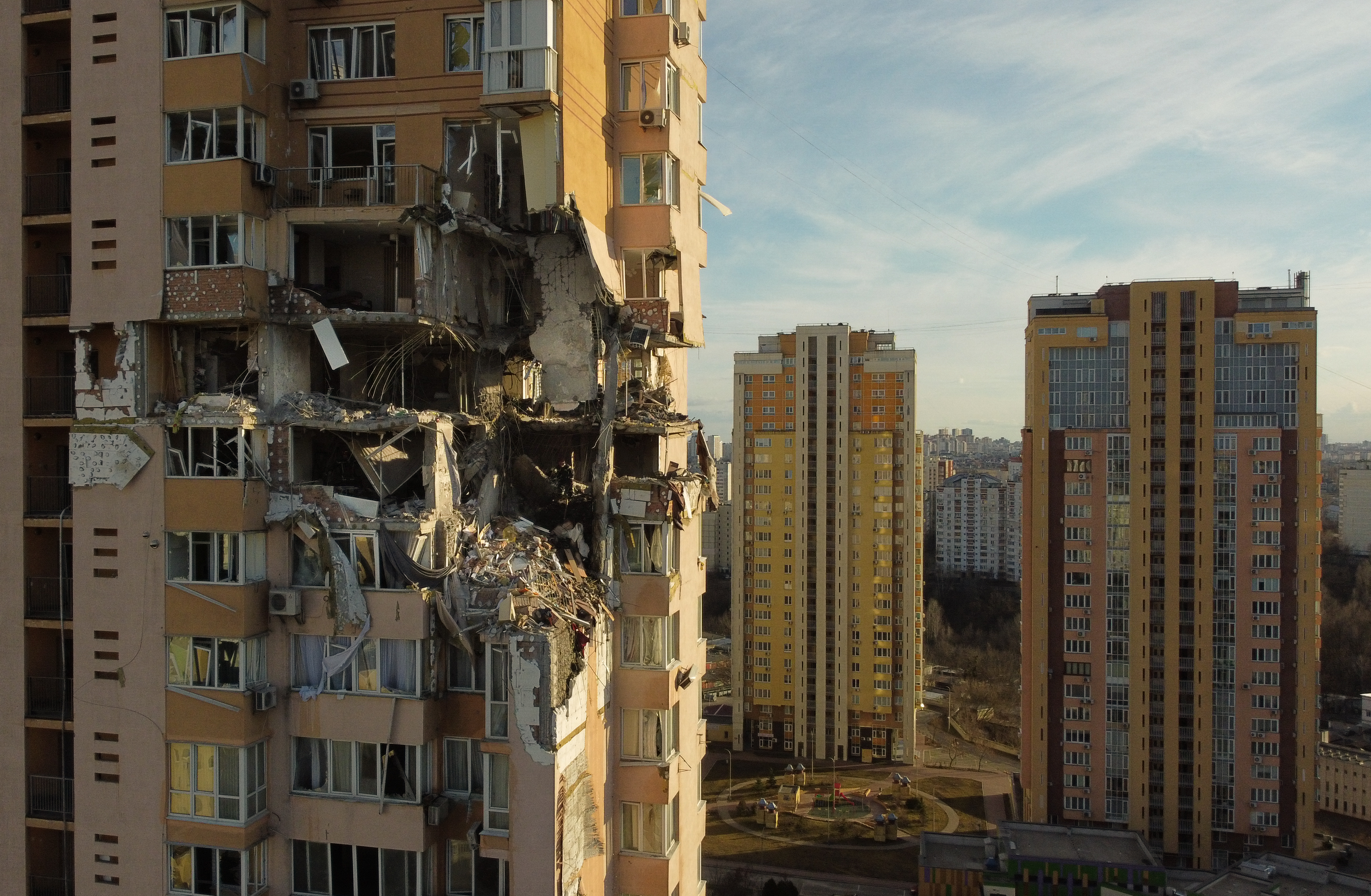 Este es el momento en el que un misil impacta un edificio residencial en Kiev