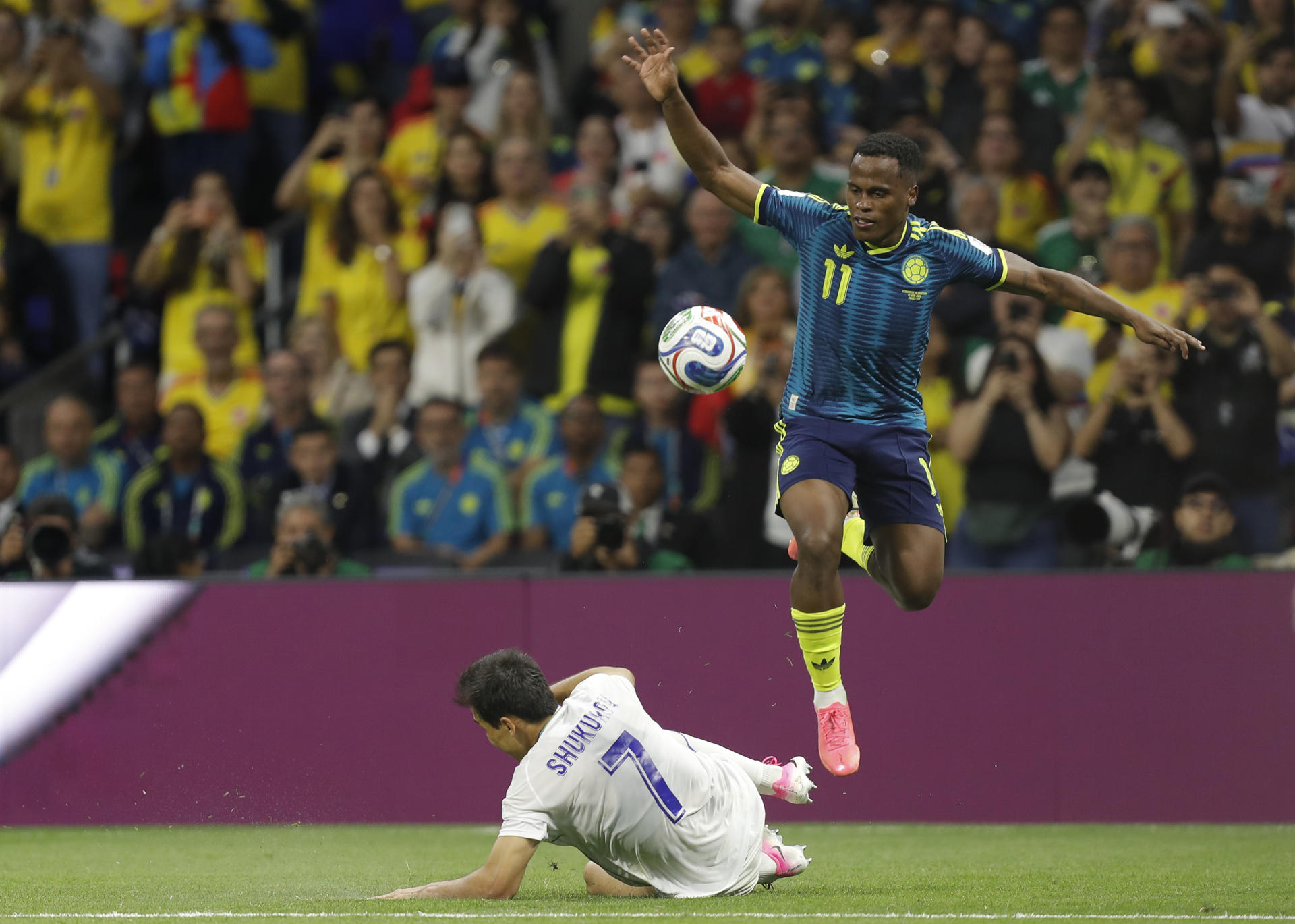 GR4212. CIUDAD DE MÉXICO (MÉXICO), 17/06/2026.- Otabek Shukurov (abajo) de Uzbekistán disputa un balón con Jhon Arias de Colombia este miércoles, en un partido del grupo K del Mundial de la FIFA 2026 entre Uzbekistán y Colombia, en el estadio Azteca en Ciudad de México (México). EFE/ Isaac Esquivel
