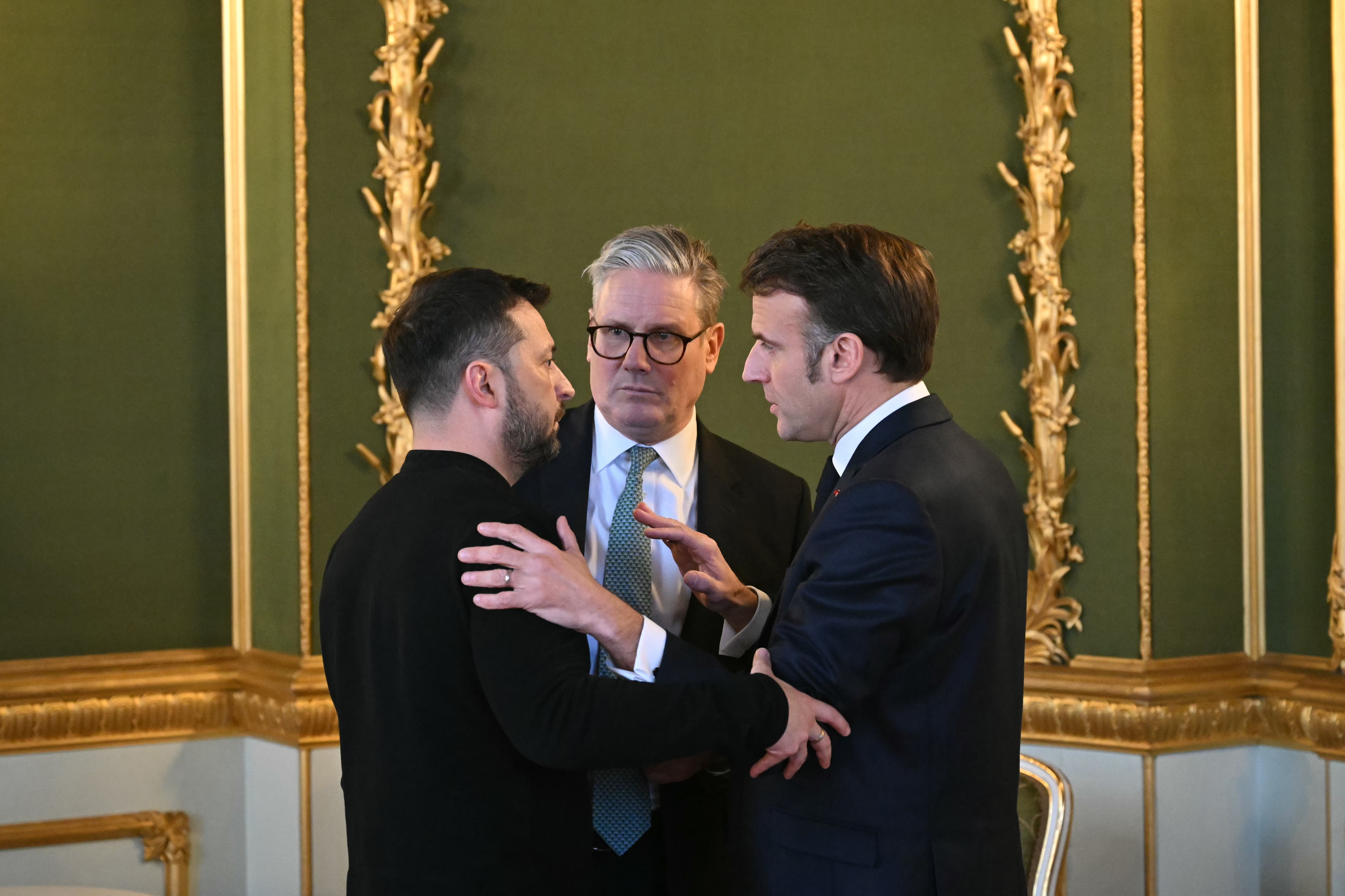 Macron y Starmer toman la batuta para mediar por Ucrania y proponen una tregua