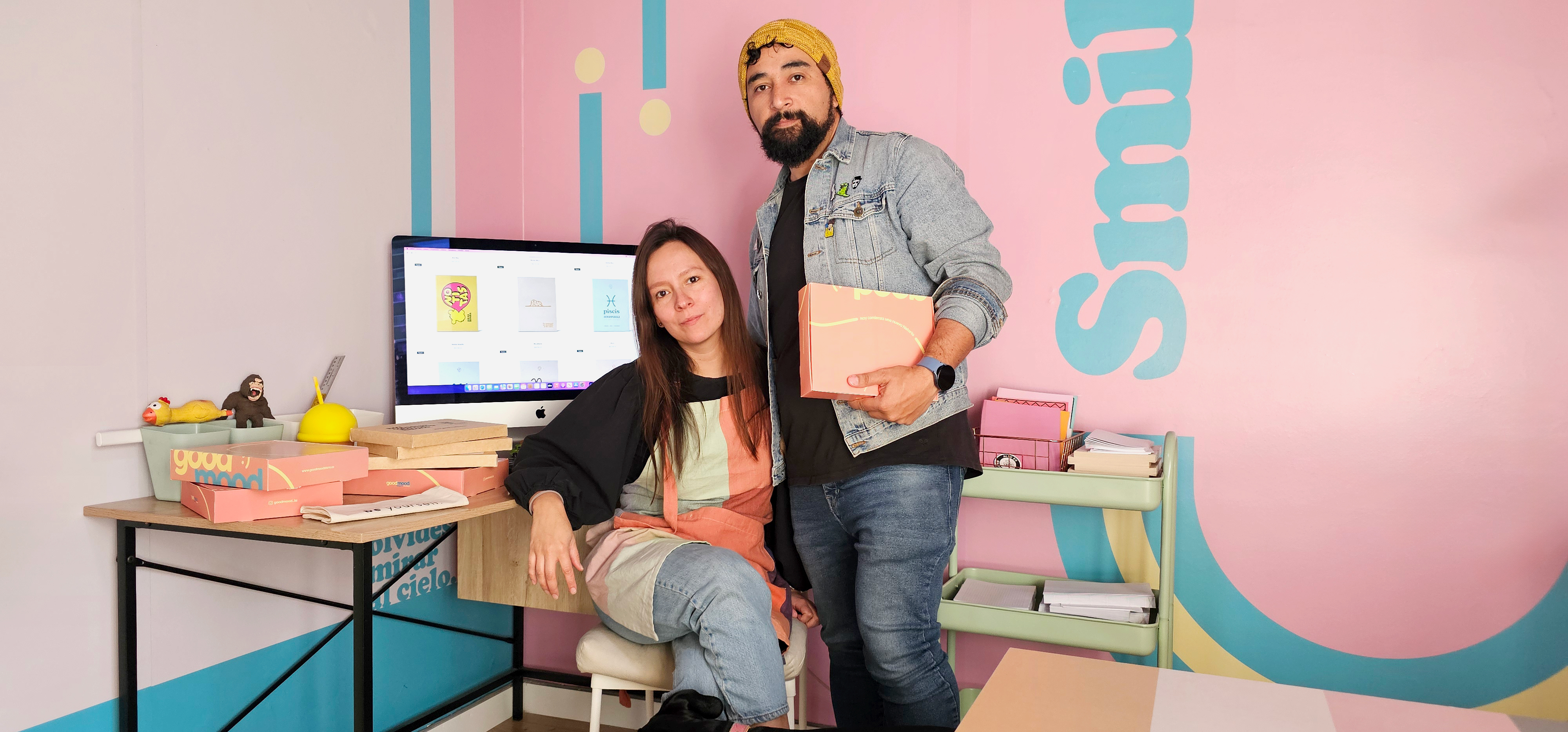 La pareja que crea cuadernos a mano con diseños inspirados en la cultura popular