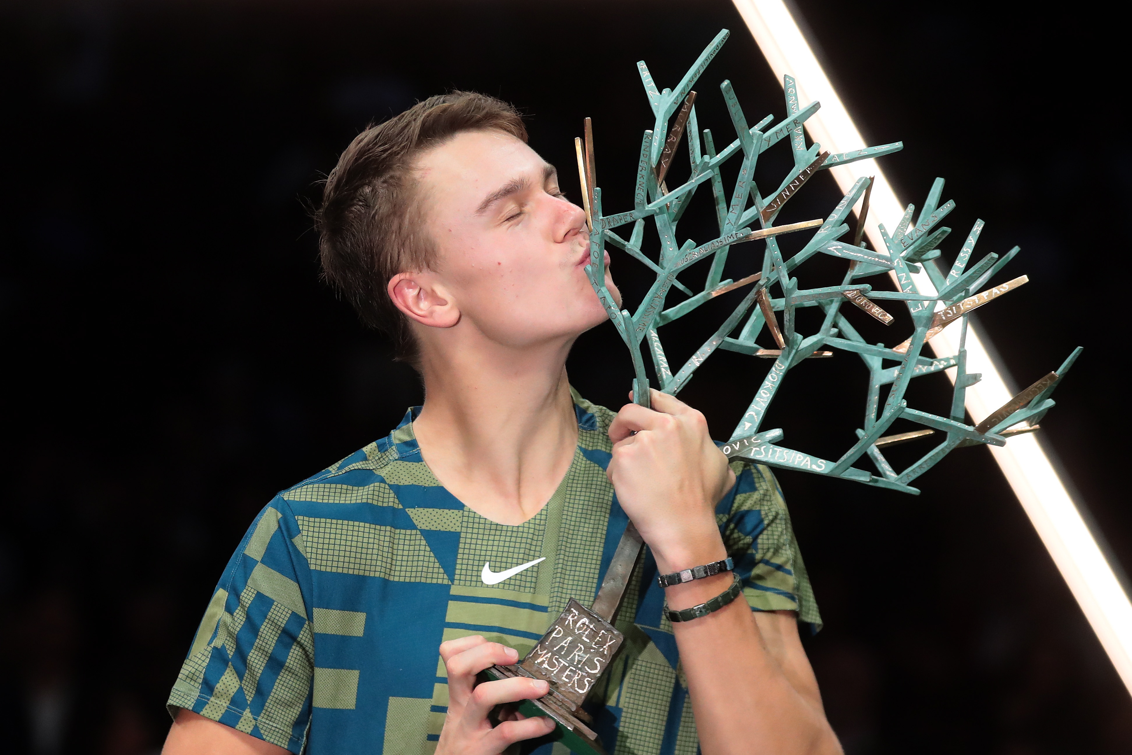 Holger Rune remontó ante Djokovic y ganó su primer título de Masters 1000