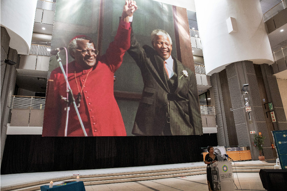 El apartheid, el enemigo contra el que luchó Desmond Tutu