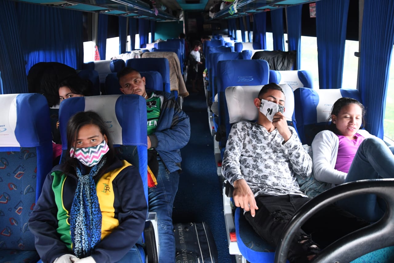 Aunque al principio no se tenía certeza del por qué de la muchedumbre, la cualobstaculizó el sentido norte sur de la vía, minutos después se esclareció que se traba de seis buses con venezolanos que eran conducidos a Cúcuta, tal vez en un esfuerzo para retornar a su país producto de la difícil situación que se vive en Colombia por el nuevo coronavirus.