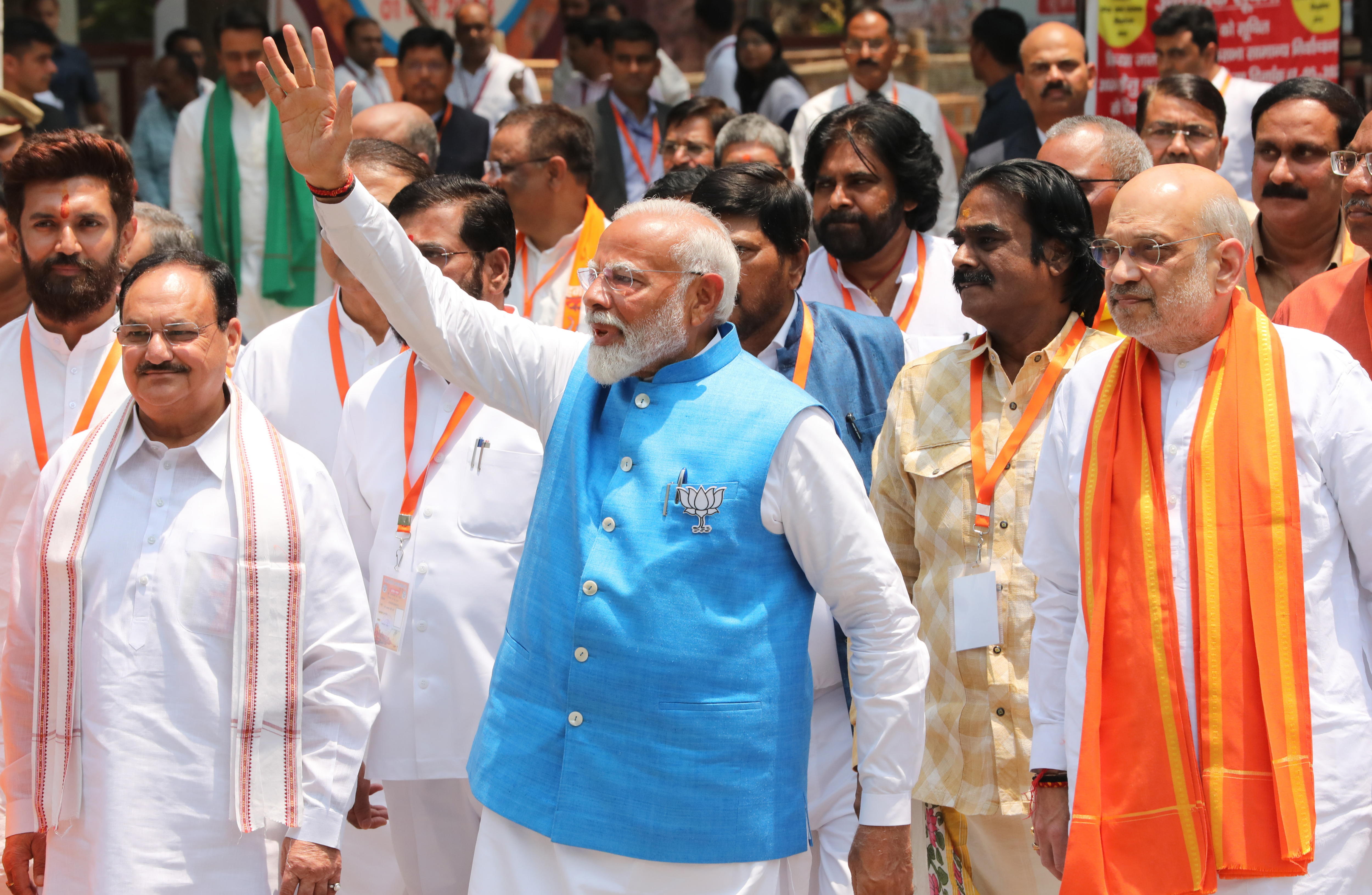 Varanasi (India), 14/05/2024.- Bharatiya Janata Party (BJP) leader Indian Prime Minister Narendra Modi (C) gestures as he walks with Minister of Home Affairs of India Amit Shah (R) and other leaders from the Bharatiya Janata Party and its National Democratic Alliance (NDA) government after filing his election nomination papers in Varanasi, Uttar Pradesh, India, 14 May 2024. Prime Minister Modi filed his election nomination papers on 14 May 2024, for the Varanasi Lok Sabha seat (lower house of parliament). The Indian general elections are held in seven phases between 19 April and 01 June 2024, with the results set to be announced on 04 June 2024. (Elecciones) EFE/EPA/HARISH TYAGI