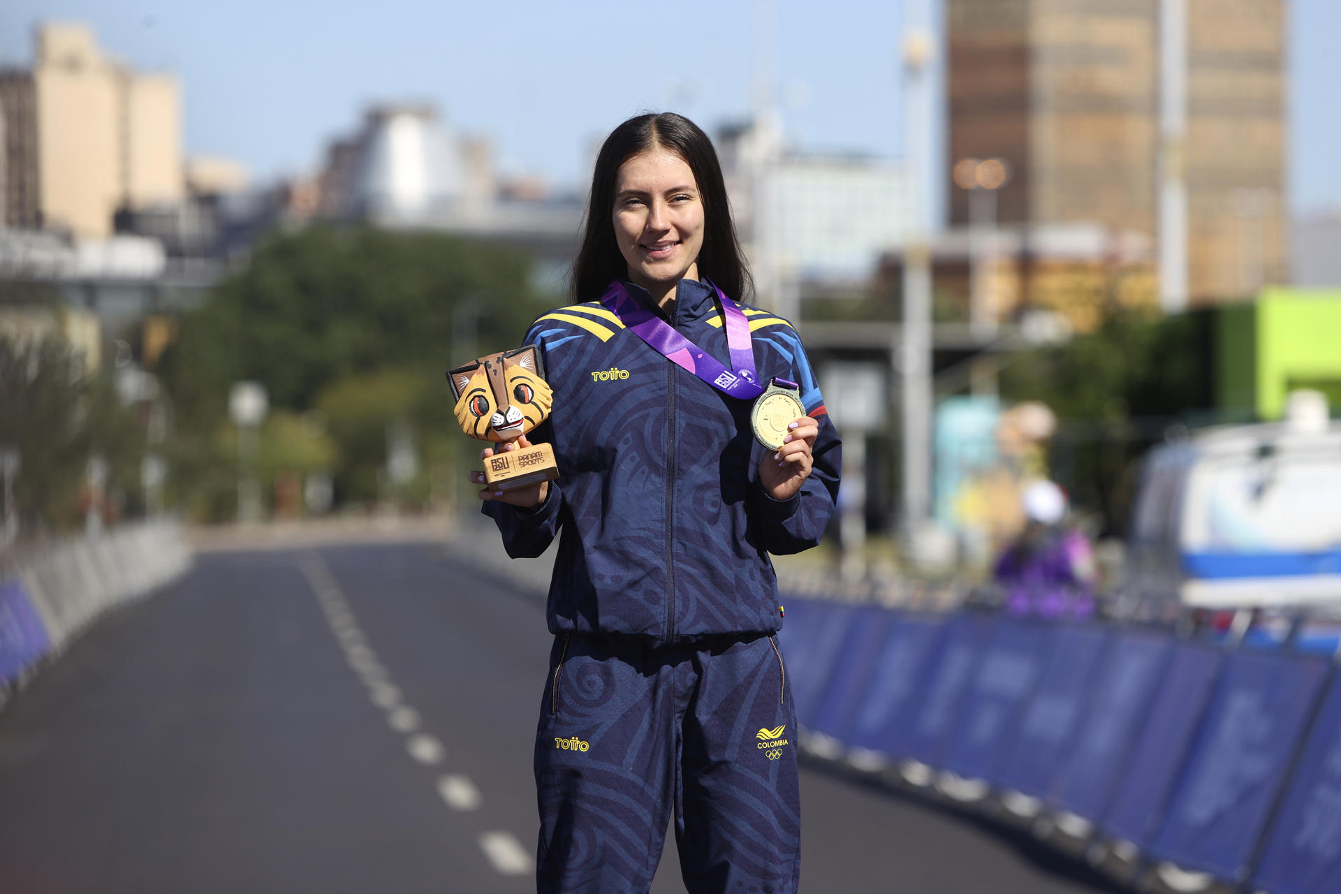EVE6649. ASUNCIÓN (PARAGUAY), 10/08/2025.- La ciclista de Colombia Natalia Garzón, celebra al ganar medalla de oro en la categoría de contrarreloj individual femenina de ciclismo de ruta este domingo, durante los II Juegos Panamericanos Junior ASU 2025 en la avenida Costanera de Asunción (Paraguay). EFE/Rodrigo Sepulveda