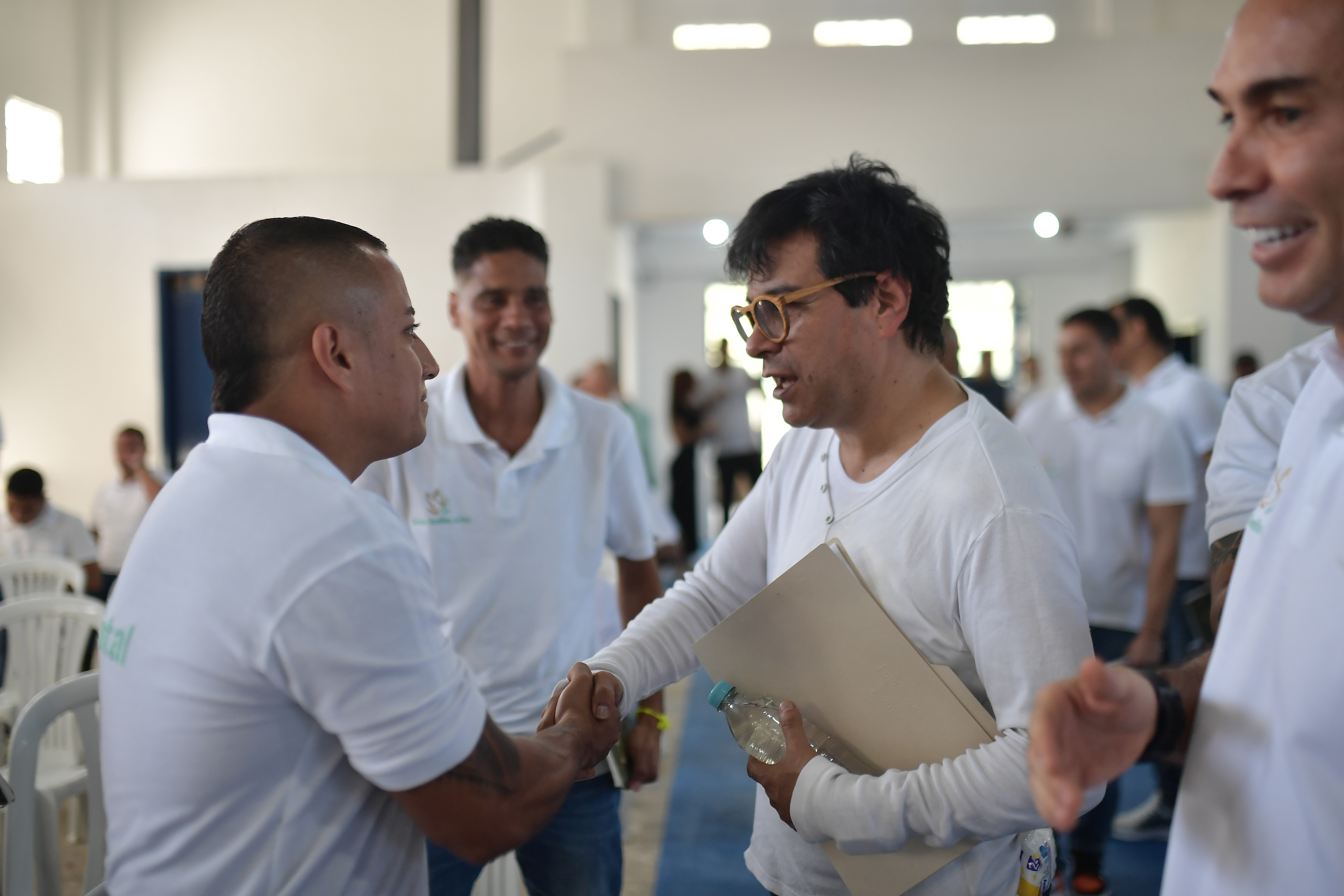 Reunión entre el Comisionado de Paz, Danilo Rueda, y los presos del patio 6 de la cárcel la Tramacua de Valledupar en la que se habló de la propuesta de Paz Total con distintos actores armados.