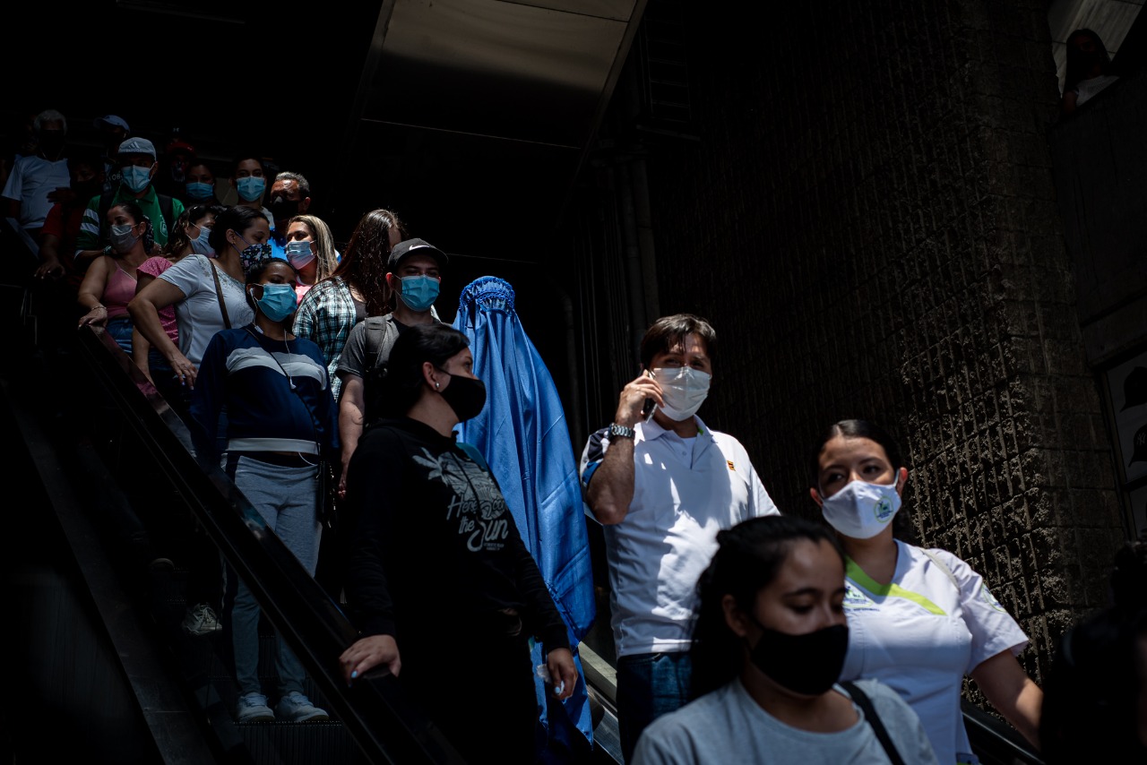 Isabel Palacio con la burka puesta en el metro de Medellín.