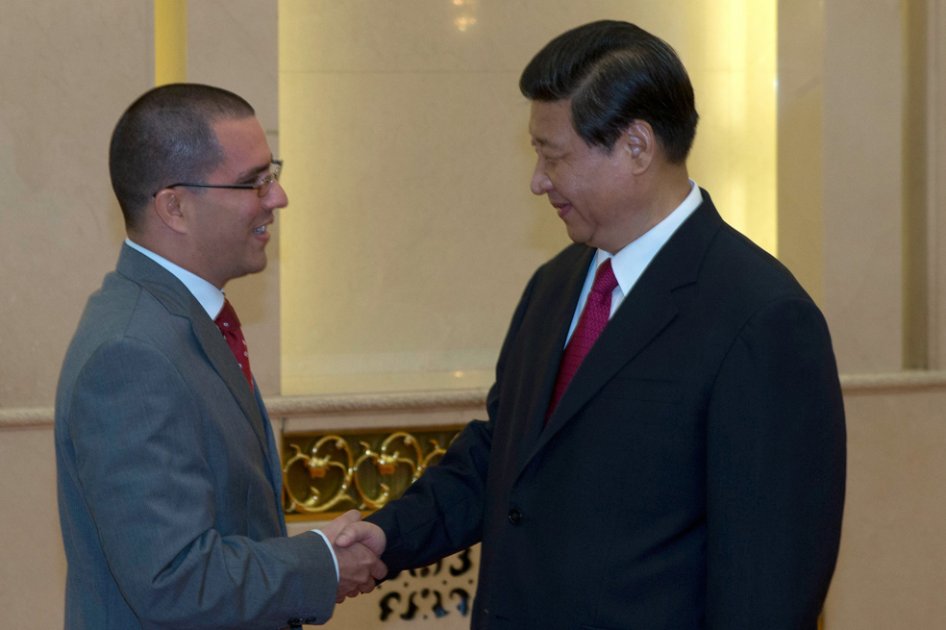 El vicepresidente venezolano Jorge Arreaza, junto al mandatario chino  Xi Jinping./ AFP