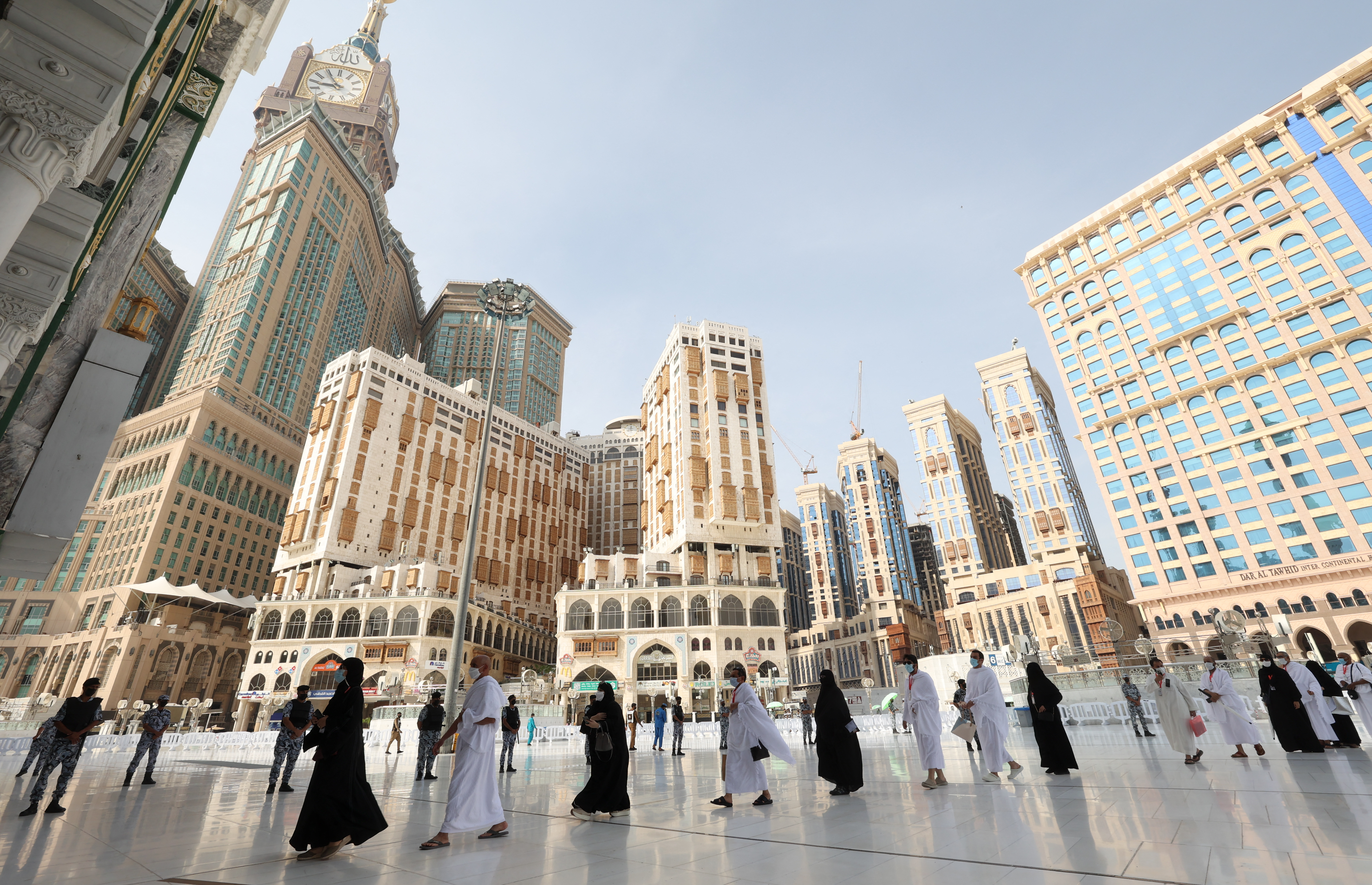 Esta deambulación, conocida como "tawaf" en árabe, es indispensable para completar la peregrinación a La Meca y supone el inicio de las festividades, antes del lanzamiento oficial de otro ritos del hach.