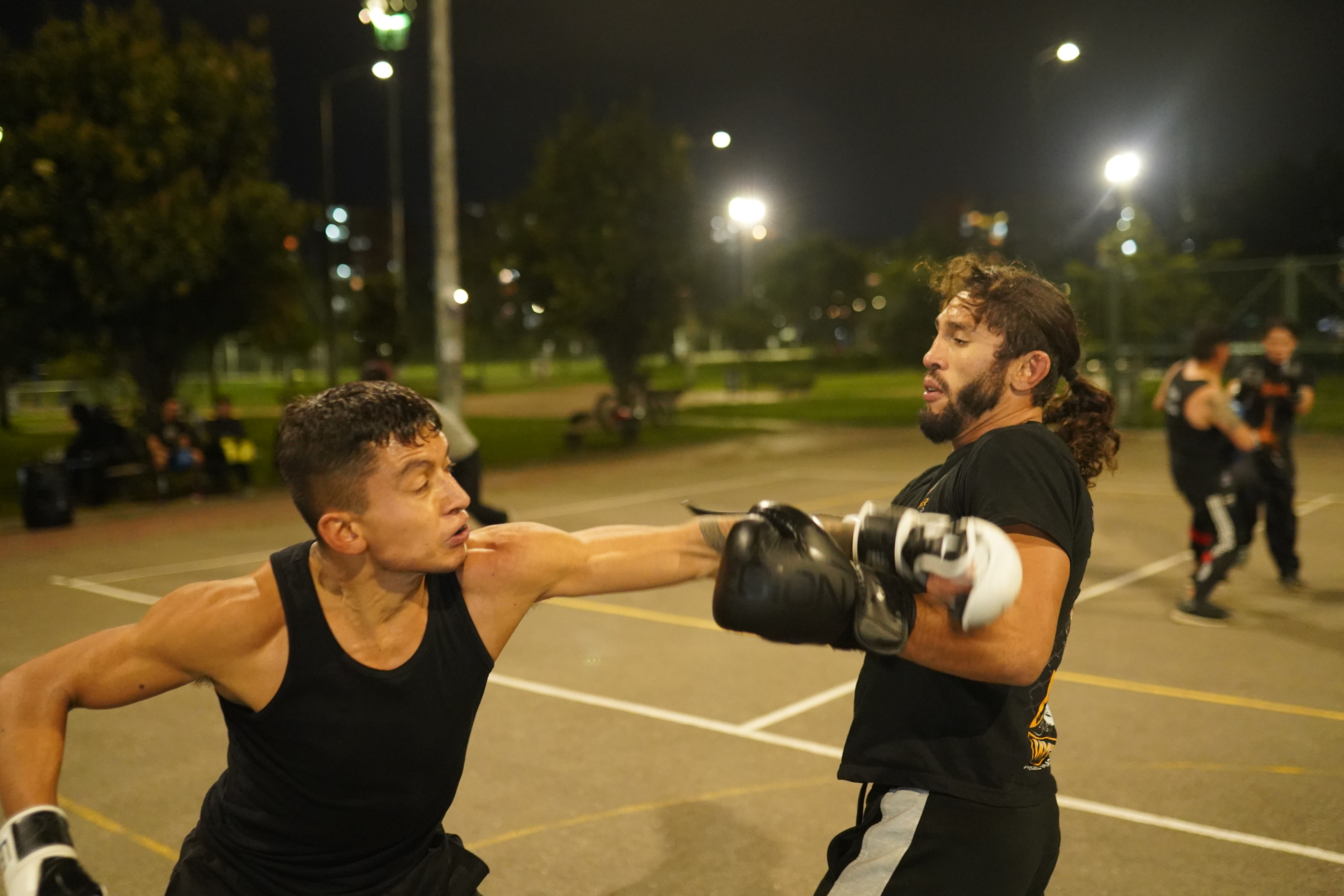 Javier Reyes enseña artes marciales mixtas de manera gratuita en el occidente de Bogotá.