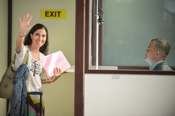 Yoani Sánchez enfrenta protestas en su primer día en Brasil