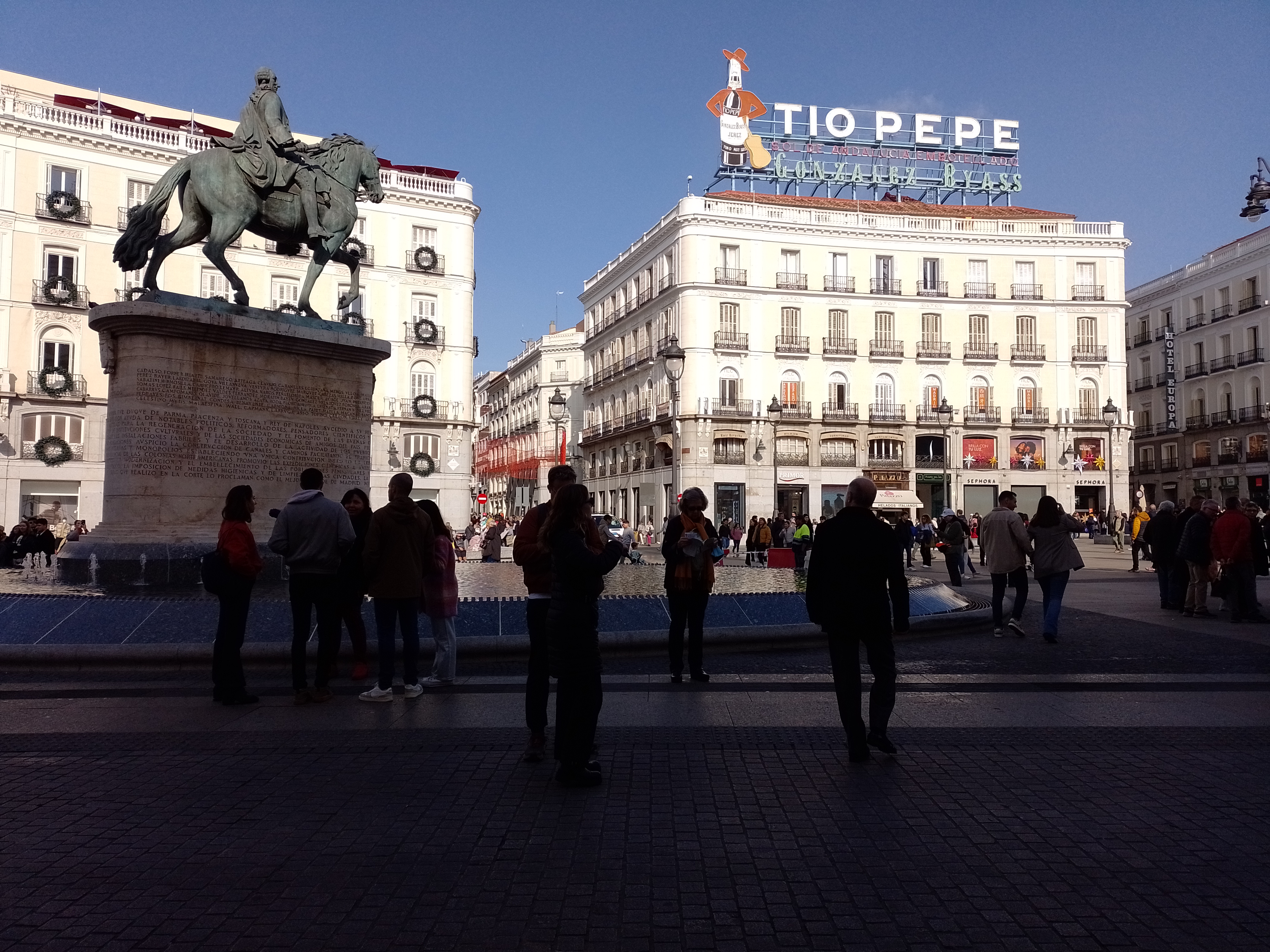 4.	El aviso de Tío Pepe en la Puerta del Sol es un ícono de la ciudad y un símbolo de la cultura andaluza en Madrid.