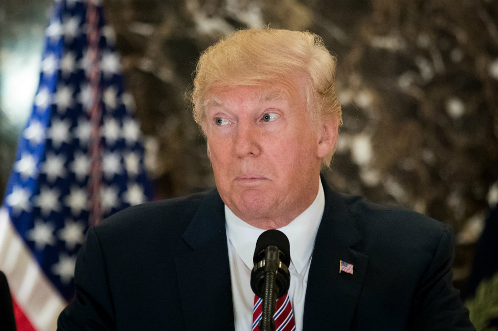 Trump ahora culpa a “ambos bandos” de violencia durante manifestaciones en Virginia