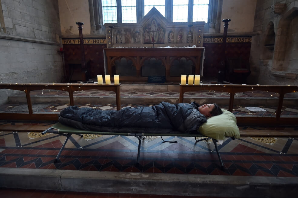 En fotos: la iglesia en Reino Unido que permite acampar en su interior durante las noches