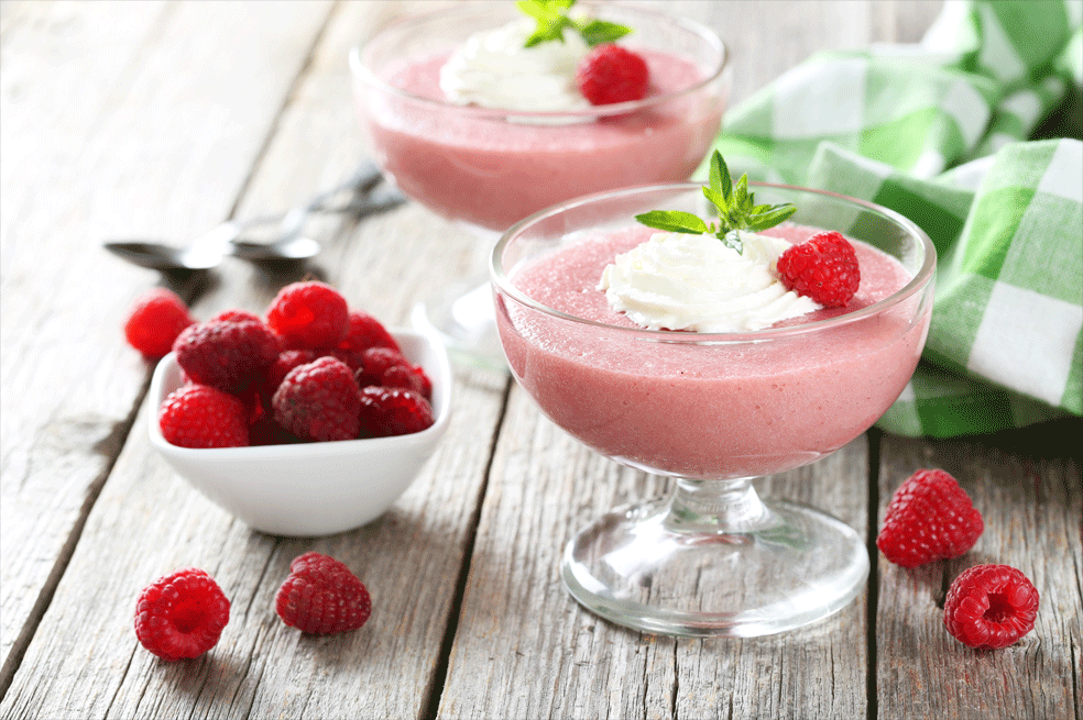 Disuelva la gelatina sin sabor en agua tibia. Triture las fresas y cuele el jugo. En una cazuela a fuego lento ponga un litro de agua y azúcar, cuando este caliente agregue la gelatina sin sabor y revuelva hasta que estén disueltos los ingredientes, en este punto añada el jugo de fresa y mezcle. Vierta en un molde y déjelo en la nevera por más de 12 horas.