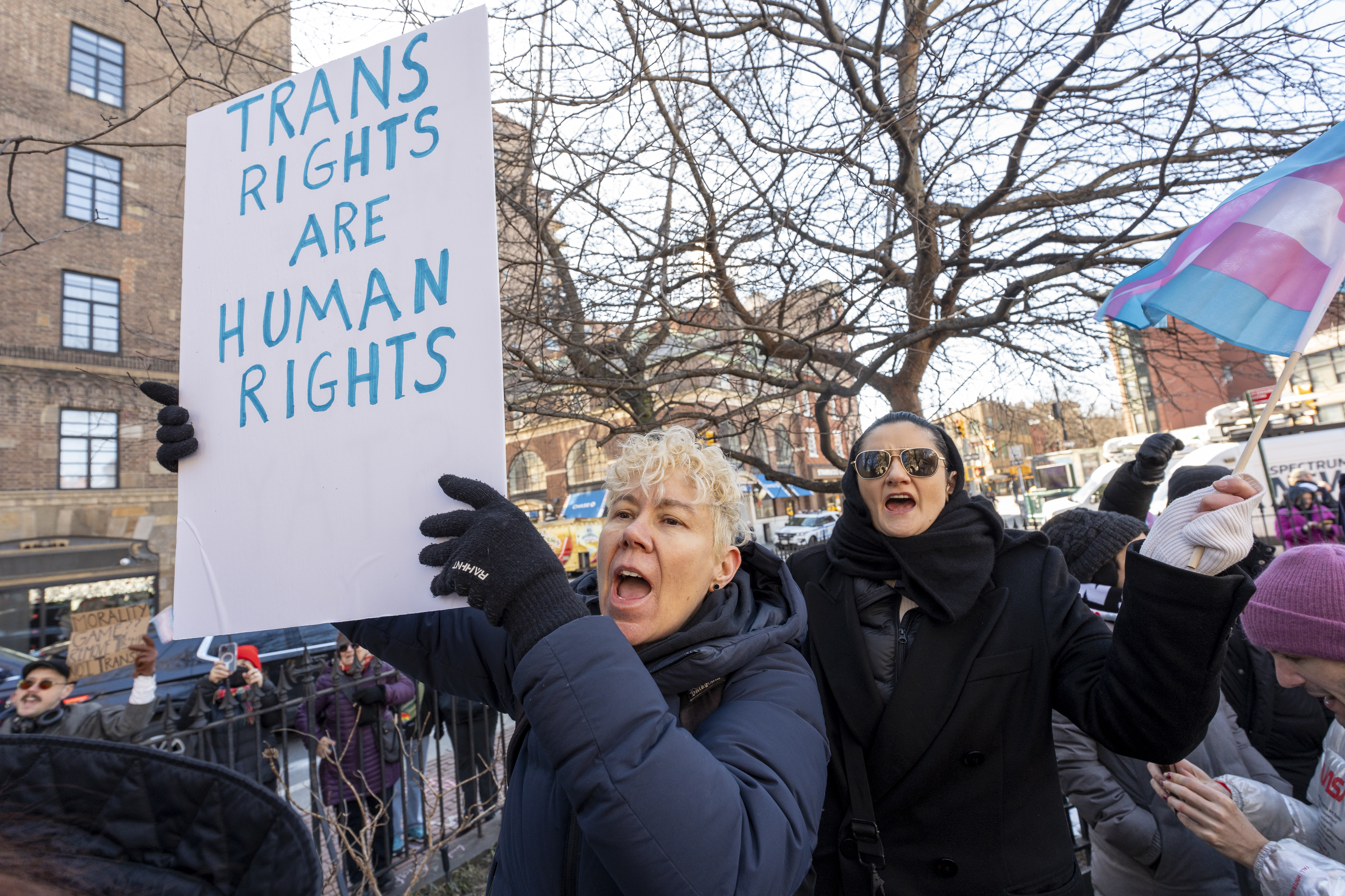 Derechos migratorios que las personas trans deben conocer antes de viajar a EE.UU.