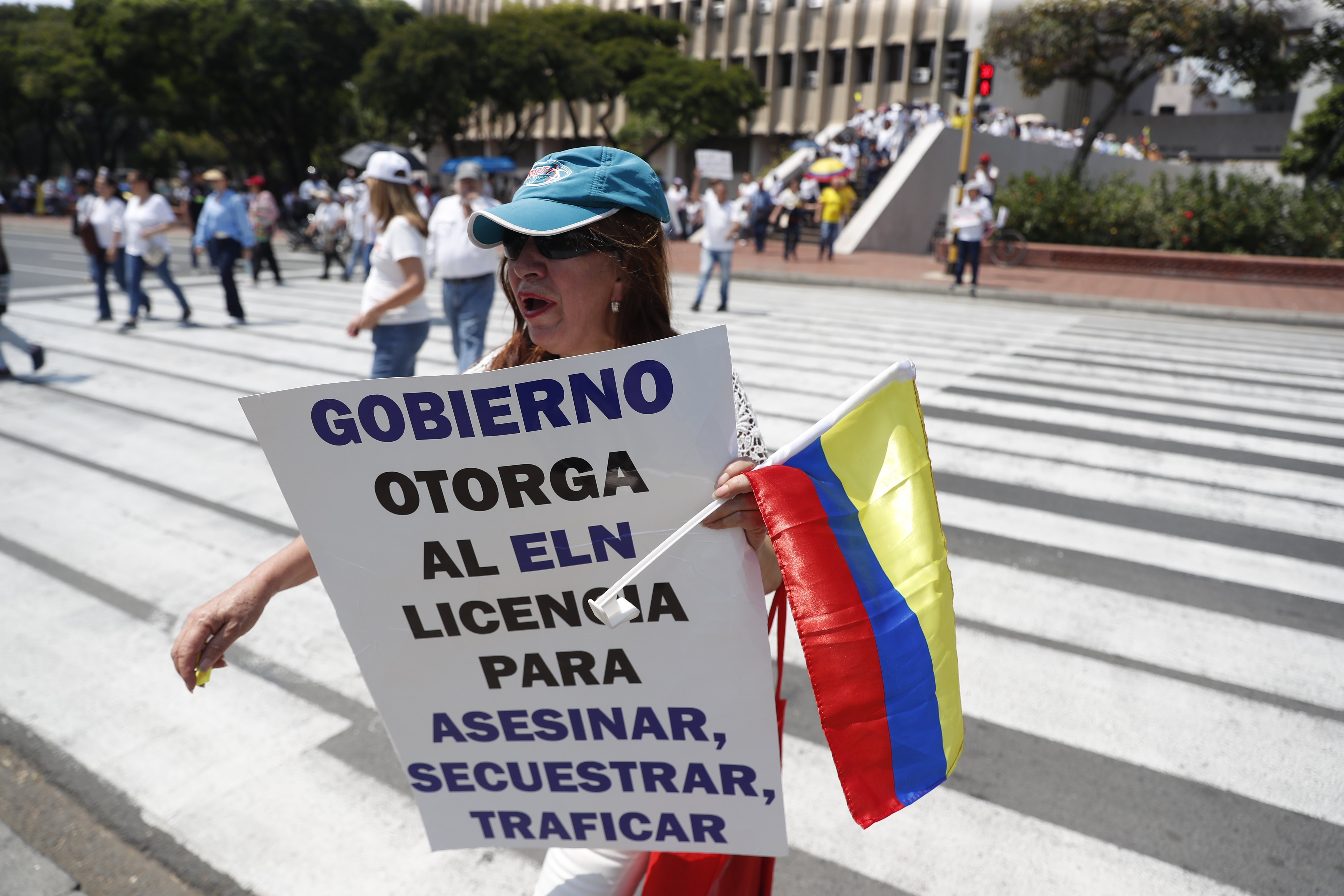 AME7761. CALI (COLOMBIA), 20/06/2023.- Personas se manifiestan hoy en contra del Gobierno de Gustavo Petro, en Cali (Colombia). La oposición colombiana comenzó a congregarse este martes en las calles de las principales ciudades del país para protestar contra las reformas sociales que impulsa la administración del presidente Gustavo Petro, muy cuestionado en las últimas semanas por los escándalos en su Gobierno. EFE/ Ernesto Guzmán