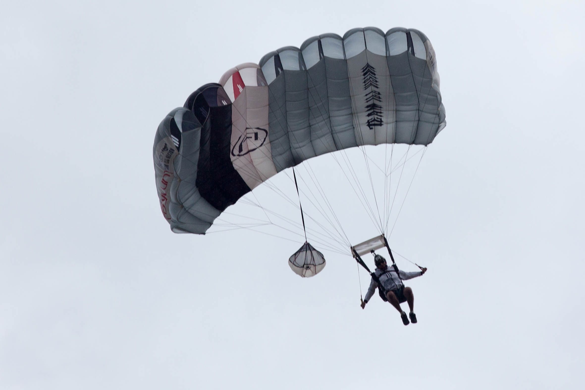 La delegación de pilotos de Brasil, camina hoy martes 15 de enero, durante el desfile inaugural de la Superfinal del Paragliding World Cup 2013 competencia que se desarrollará por primera vez en Colombia a partir de mañana miercoles 16 de enero y hasta el 26 de enero de 2013. En la SPWC participan los 140 mejores pilotos del mundo provenientes de 32 paises. La superfinal se volará en Roldanillo /Valle del Cauca.  Foto: Federico Rios