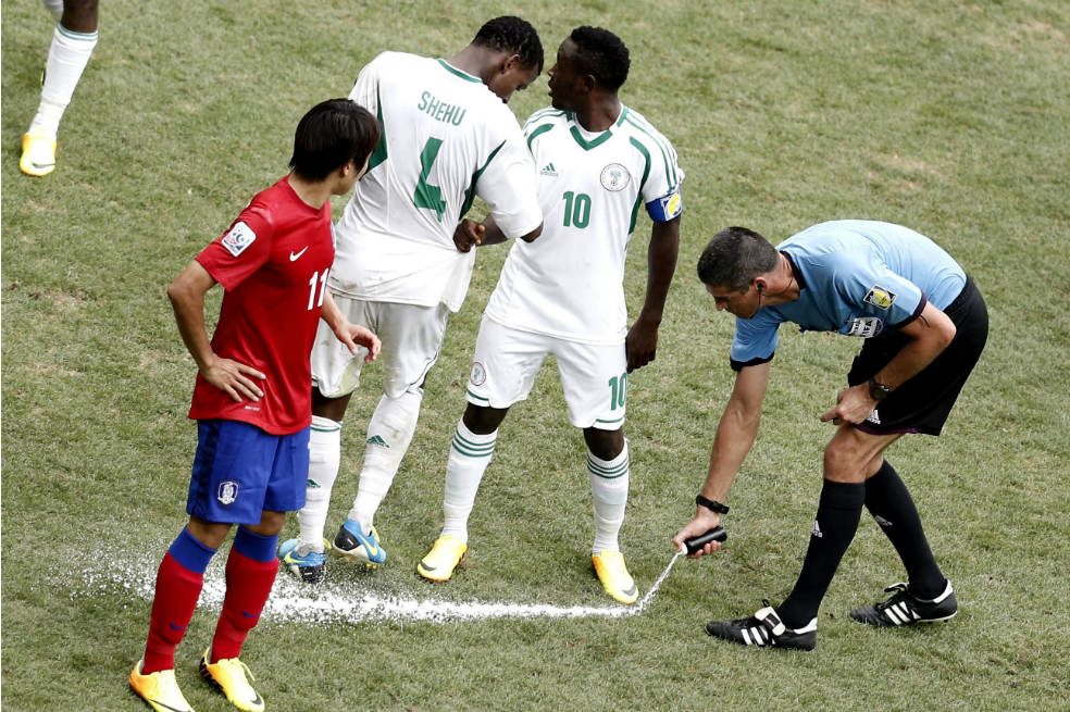 Disputa legal entre la FIFA y creadores del espray que usan los árbitros
