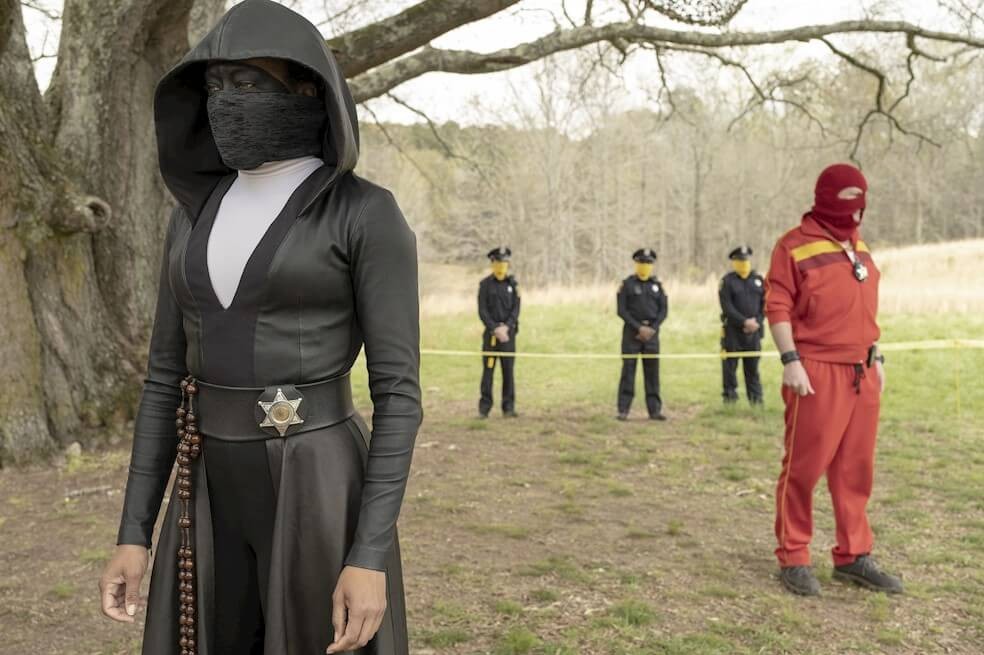 “Watchmen”: Es una historia alternativa donde los vigilantes enmascarados son tratados como fuera de la ley; su narrativa se enmarca en la nostalgia de la novela gráfica original del mismo nombre mientras busca romper nuevos espacios. Recibió once premios Emmy 2020, entre ellos el de Mejor Miniserie.