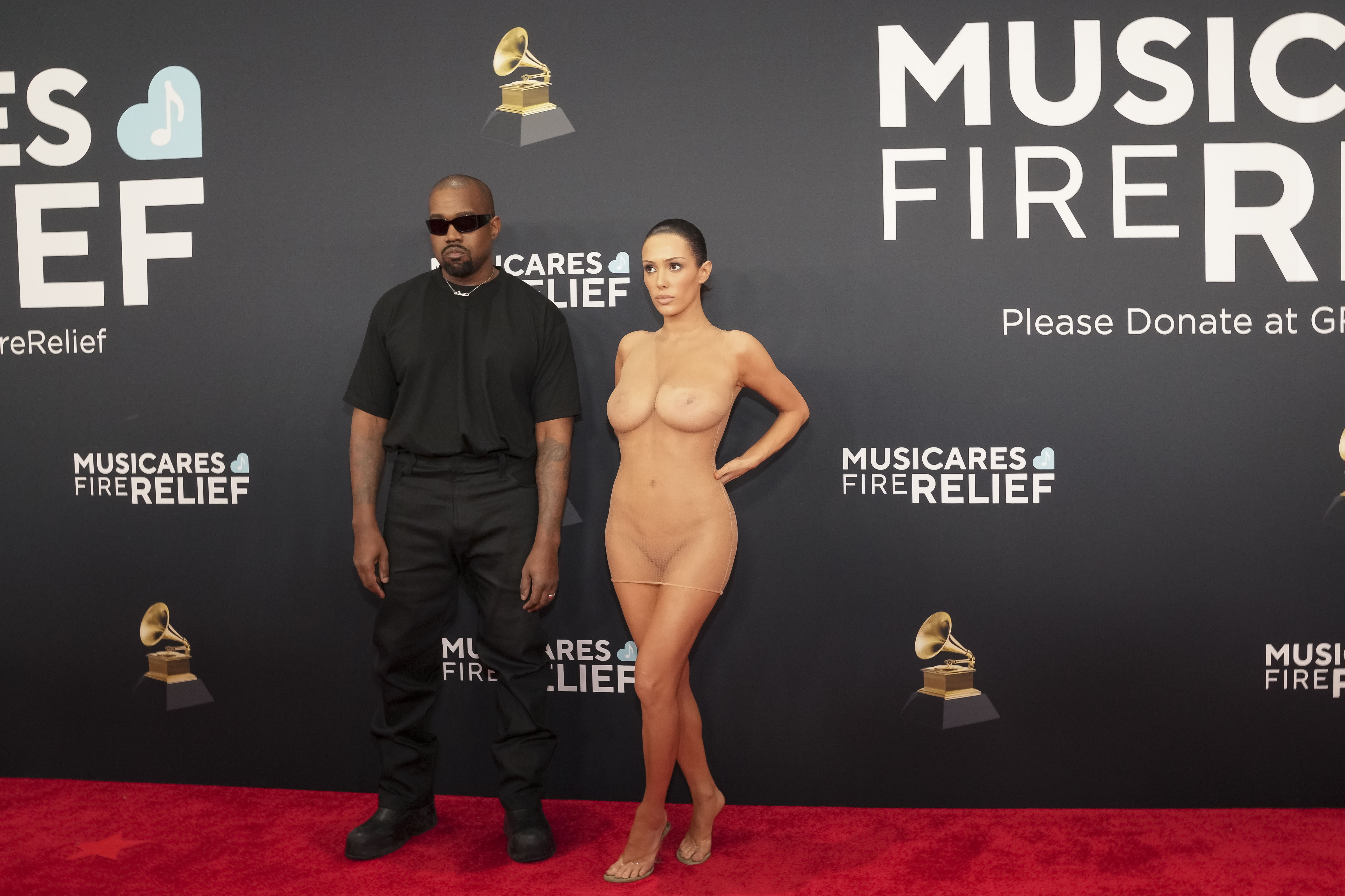 Los Angeles (United States), 02/02/2025.- Kayne West (L) and Bianca Censori on the red carpet for the 67th annual Grammy Awards ceremony at Crypto.com Arena in Los Angeles, California, USA, 02 February 2025. EFE/EPA/ALLISON DINNER