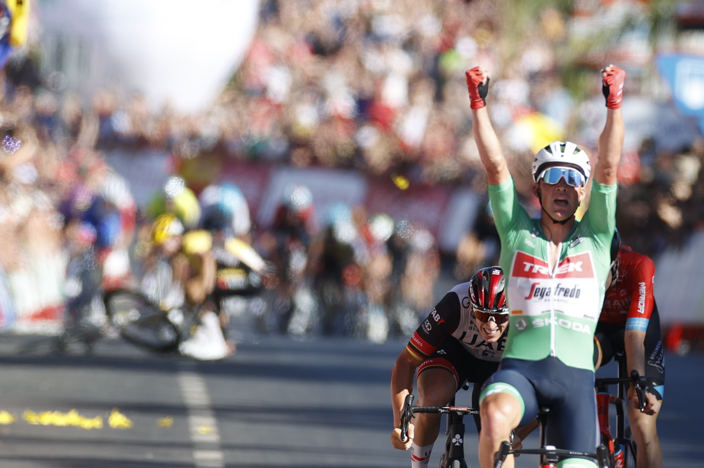 Etapa 16 de infarto en la Vuelta: pinchó Evenepoel y Roglic sufrió una dura caída