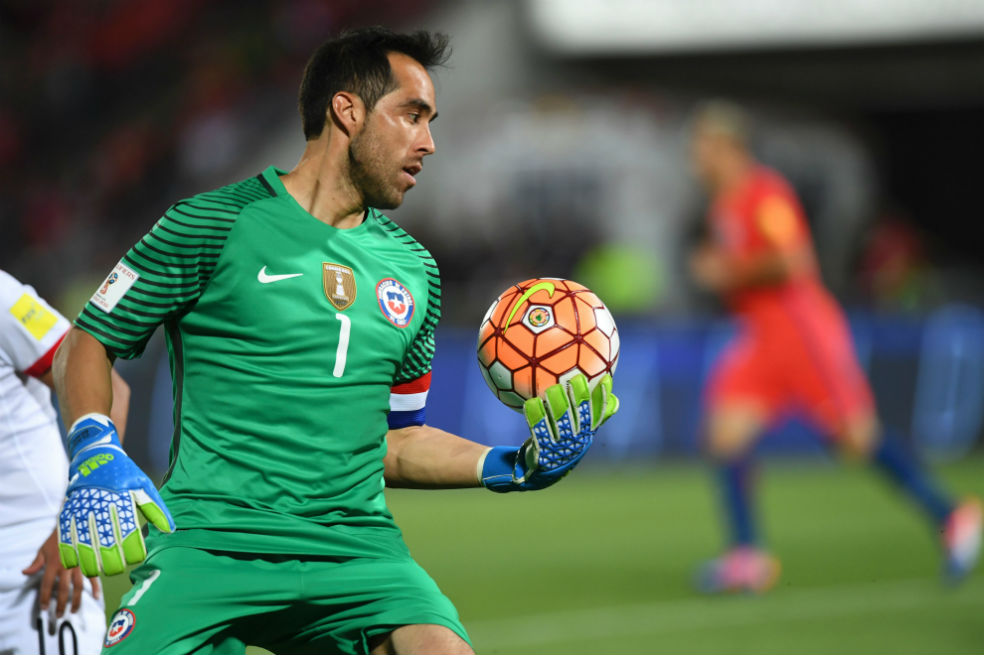 Claudio Bravo, descartado para el debut de Chile en la Copa Confederaciones